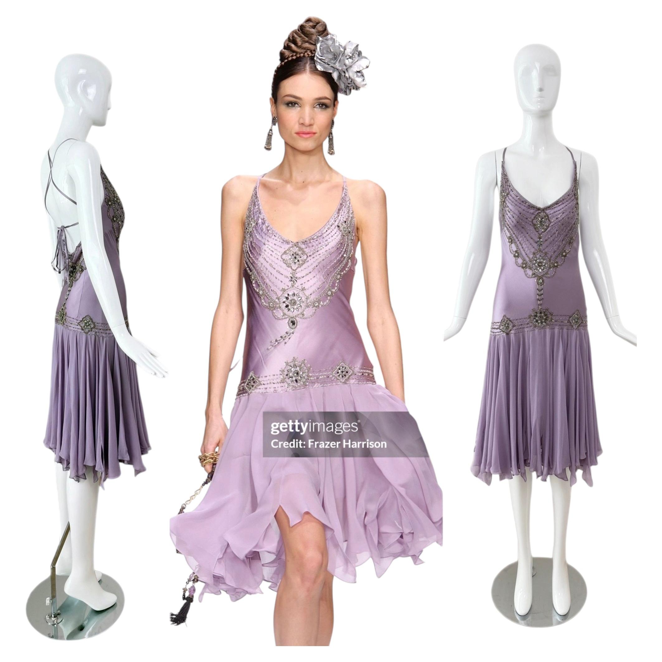 Robe de cocktail en soie lilas-violet ornée de broderies, collection SUE WONG 2007, issue d'un défilé