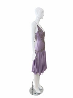 Robe de cocktail en soie lilas-violet ornée de broderies, collection SUE WONG 2007, issue d'un défilé