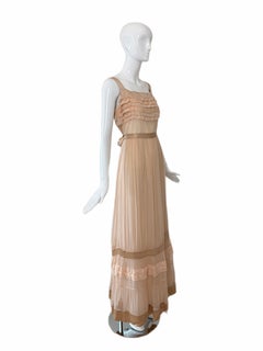 Robe longue ALBERTA FERRETTI, collection 2011, en soie couleur pêche à volants