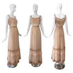 Robe longue ALBERTA FERRETTI, collection 2011, en soie couleur pêche à volants