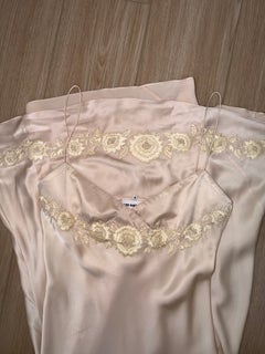 LES HABITUDES : Robe de soirée vintage des années 90, couleur pêche-rose poudré, à perles et motif floral, style antique