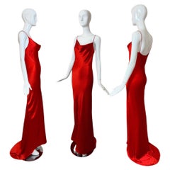 Abito da sera lungo con collo a cappuccio in raso rosso vintage degli anni '90 di DONNA KARAN con Abito da treno