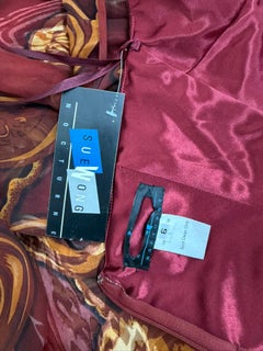 Robe de soirée vintage en soie bordeaux ornée de SUE WONG avec Robe longue « Train »