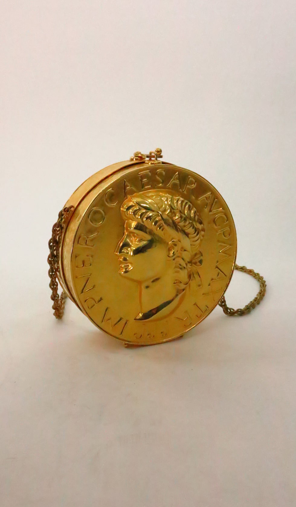 Rare 1960s Rosenfeld Caesar gold coin shoulder handbag Minaudiere In New Condition In West Palm Beach, FL