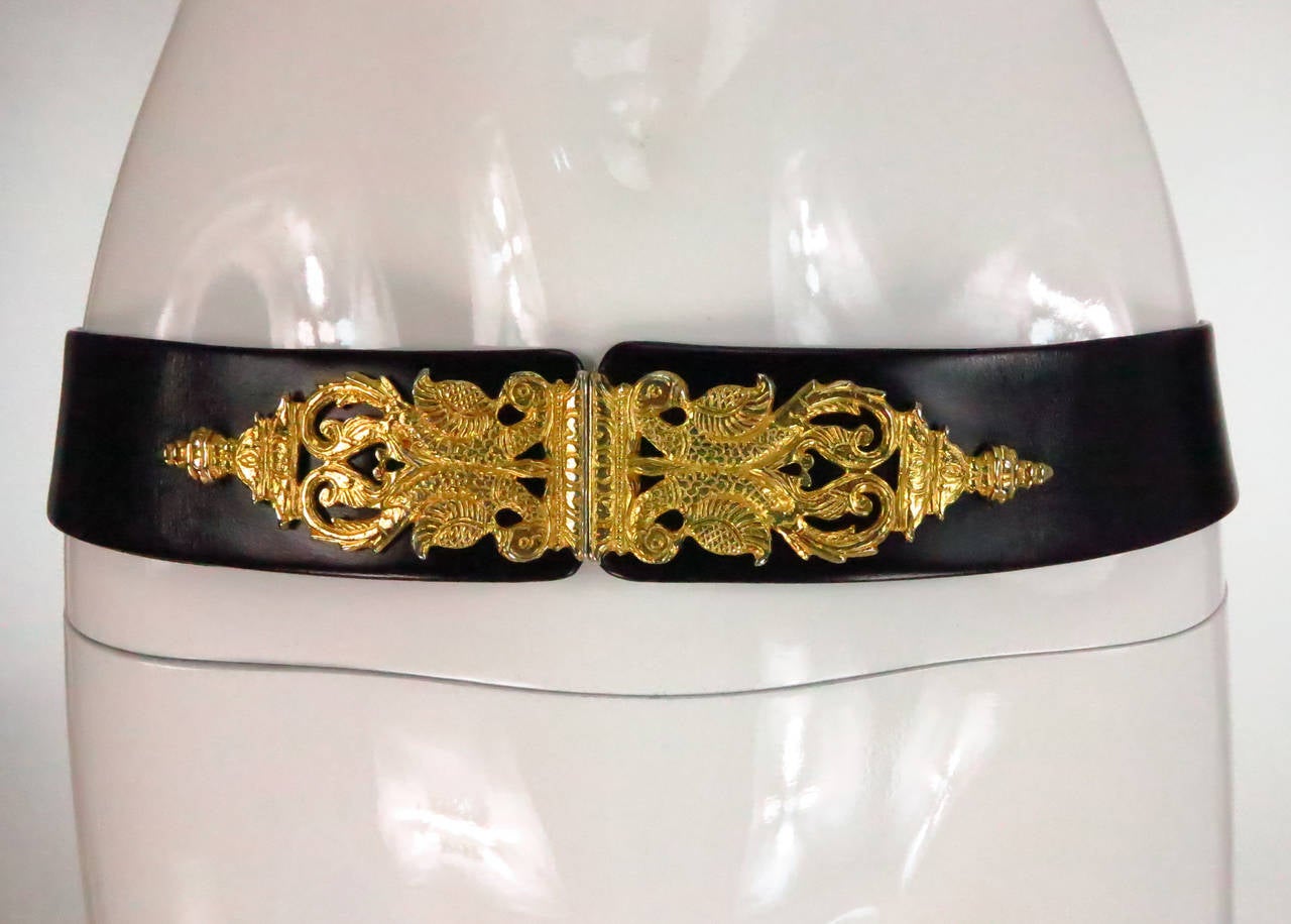 Judith Leiber black leather belt with gold clasp In Excellent Condition In West Palm Beach, FL