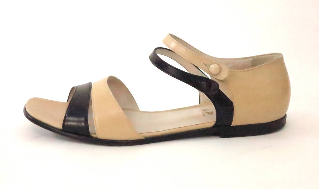 Chanel tan & black sandals 39 1/2 In Excellent Condition In West Palm Beach, FL
