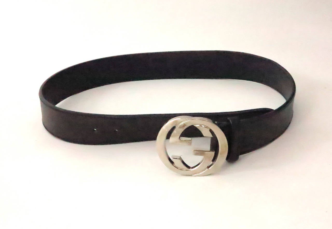Gucci dark metallic leather belt with silver logo buckle In Excellent Condition In West Palm Beach, FL