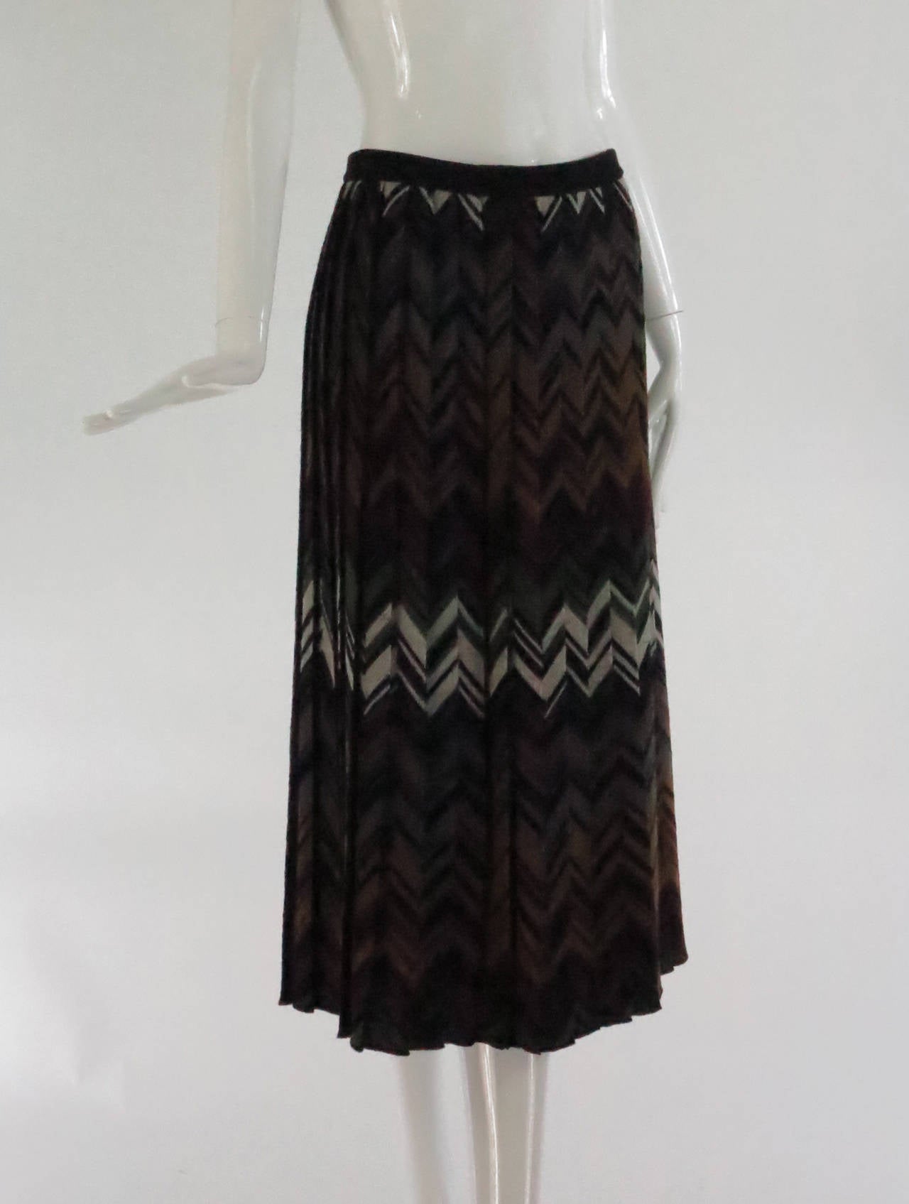 Missoni wool knit knife pleated skirt in chevron stripes of brown, black, dark & light gray and cream...Unlined skirt has a cased elastic pull on waist...Fits a Medium-Large...Unworn

Please check the measurements provided below and compare with