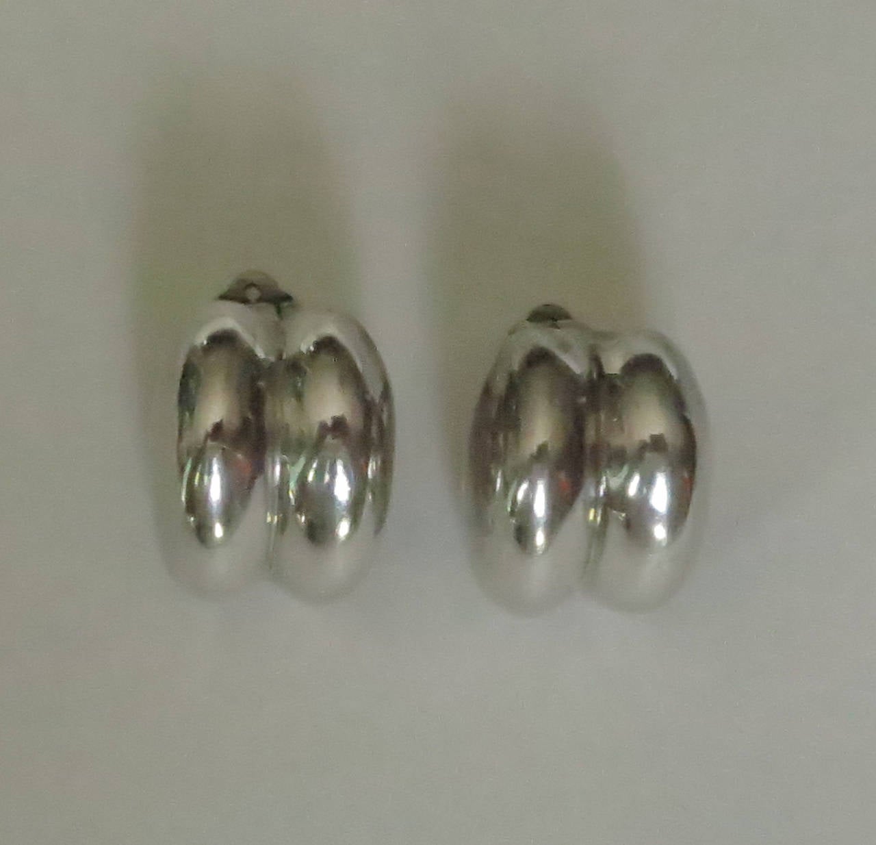 Sleek & modern Patricia Von Musulin sterling silver ear clips...In excellent condition...

Measurements are:
1