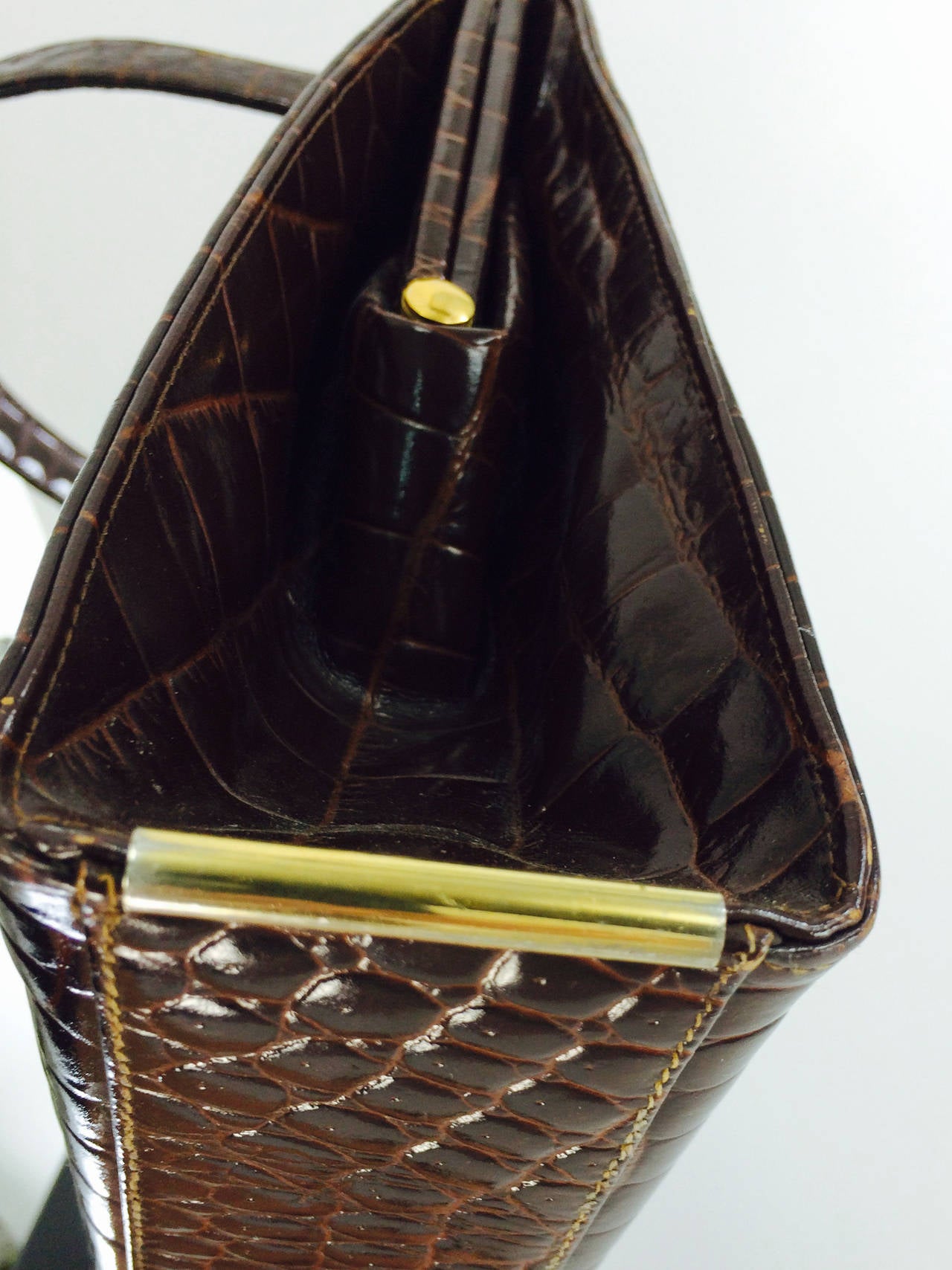 1960s Dofan chocolate brown glazed alligator handbag In Excellent Condition In West Palm Beach, FL