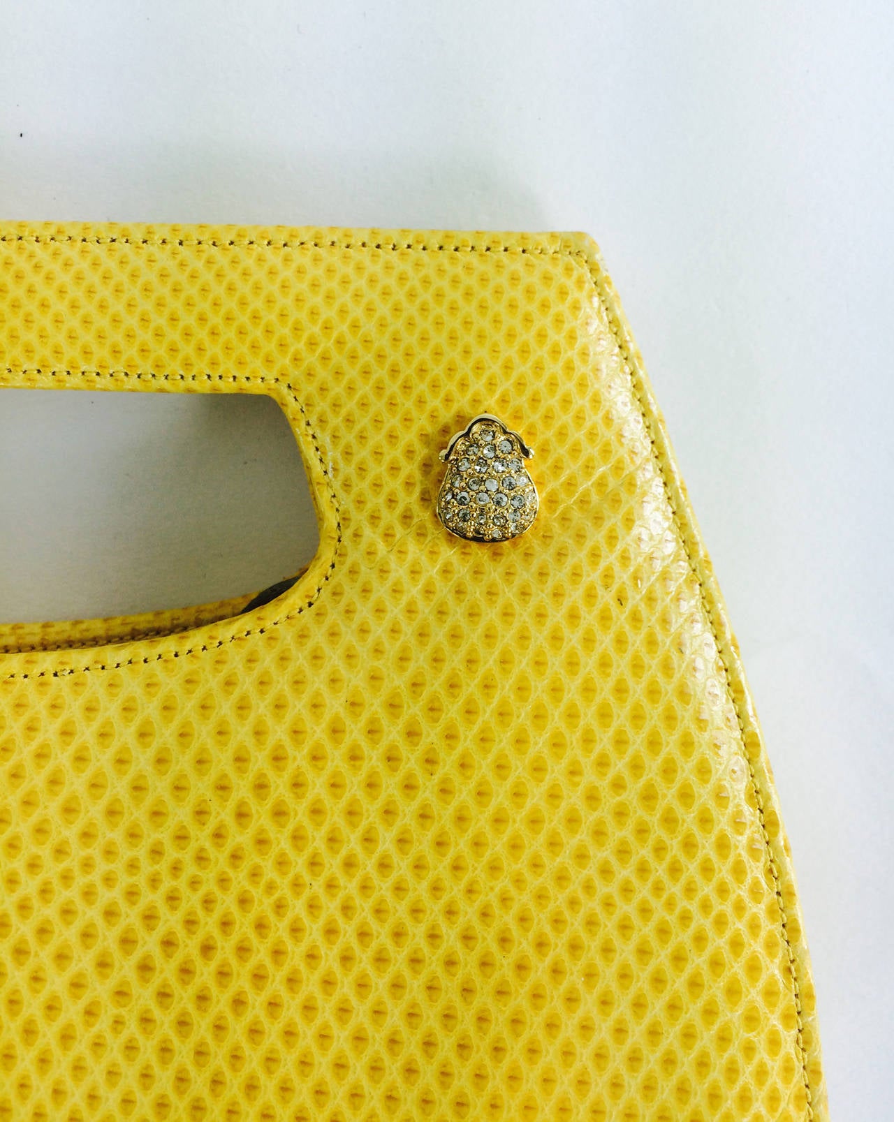 Judith Leiber yellow karung structured handle clutch handbag In Excellent Condition In West Palm Beach, FL