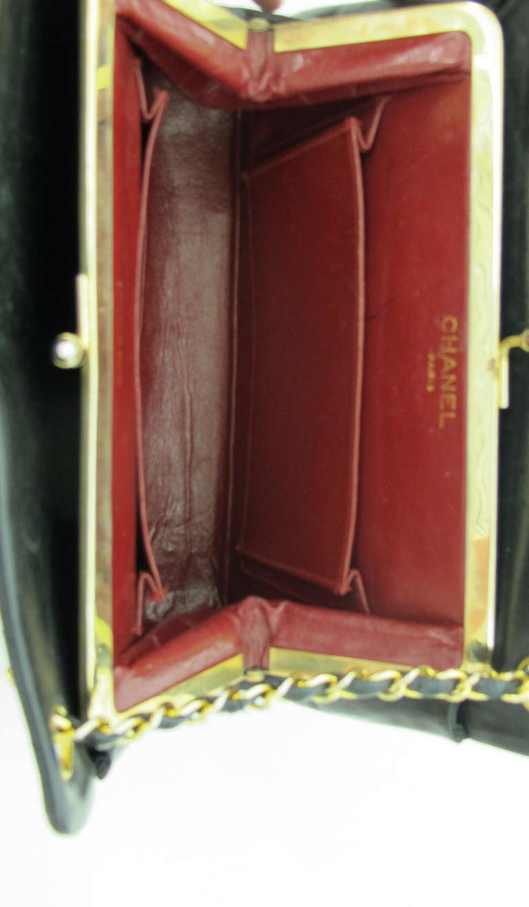 Women's Vintage Chanel black chevron quilted chain handbag