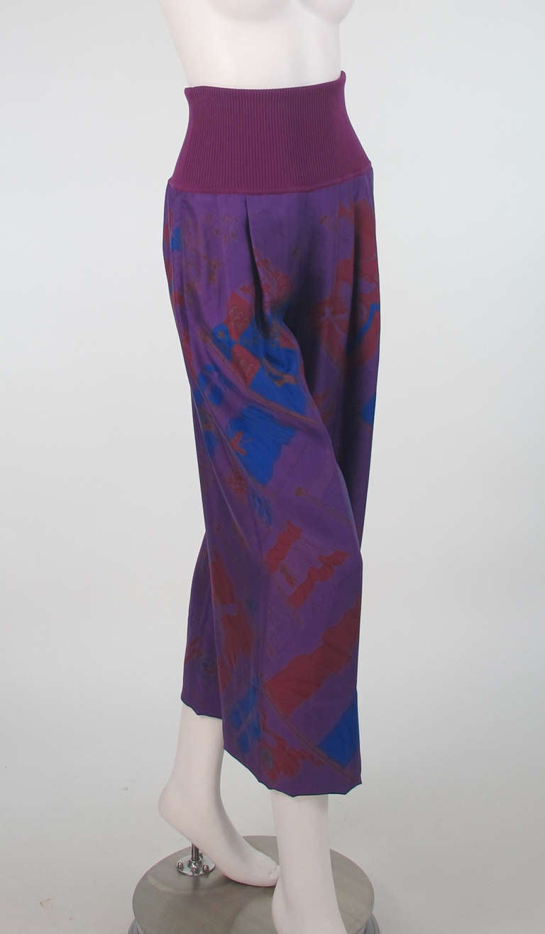 Hermes pull on silk twill print pant with deep knitted waistband and full leg, side pockets...NWT…Marked size 36, the colour is Ultra Violet…
Measurements are:
Waist stretches to 26”
Hip38”
Inseam 25”
Rise 15 ½”