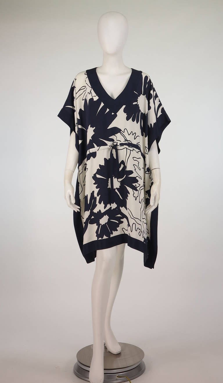 Jaeger London silk bold floral caftan tunic...Pull on silk caftan/tunic...Navy blue flowers pop against the white background...With self tie belt and belt openings in the fabric...Unlined...Marked size M-L...

In excellent wearable condition...