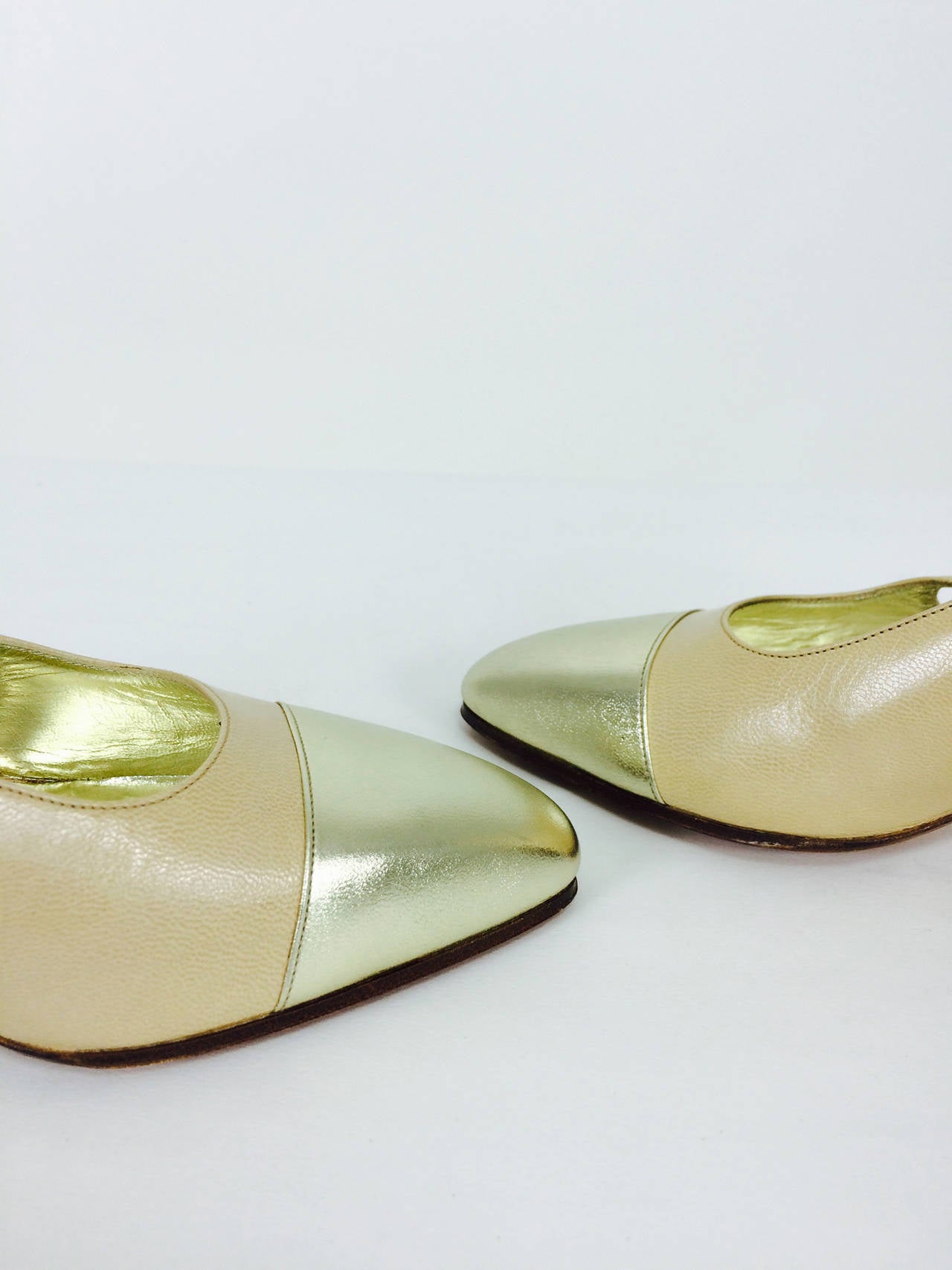 Rene Mancini bone & gold leather sling back pumps 1970s 36M/N unworn In New Condition In West Palm Beach, FL