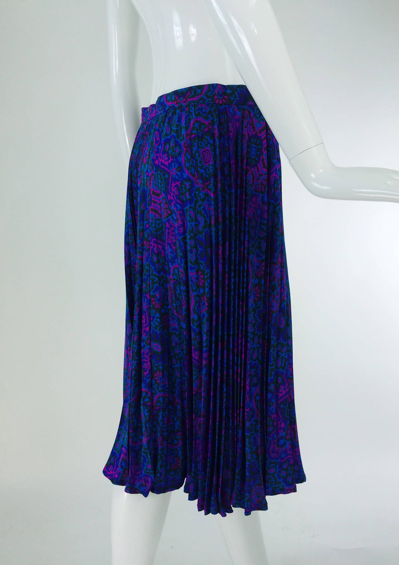 Yves St Laurent YSL Rive Gauche Majorelle blue pleated silk skirt In Excellent Condition In West Palm Beach, FL