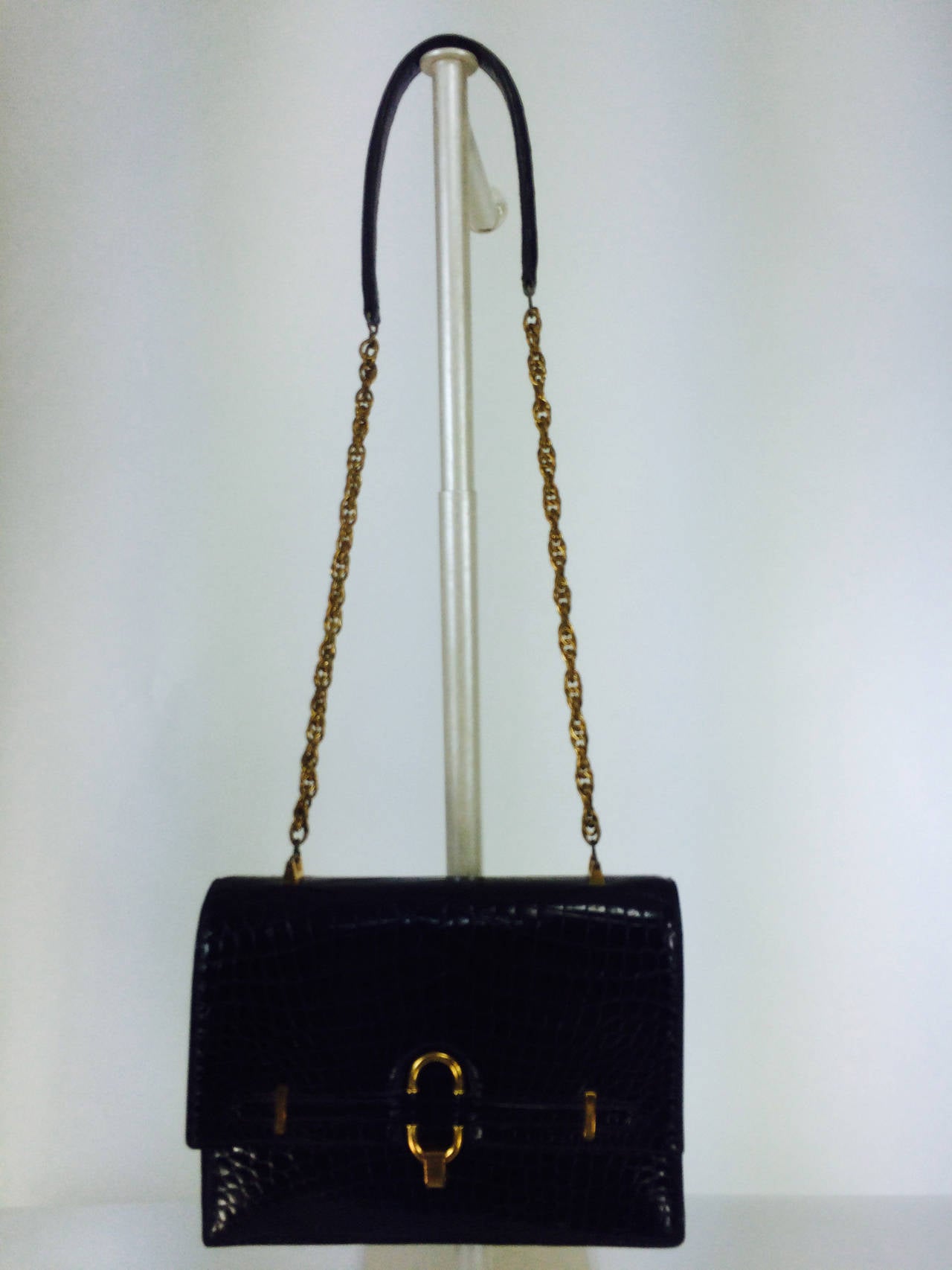 Crocodile shoulder bag with glazed black skins & gold plated hardware 1970s In Excellent Condition In West Palm Beach, FL