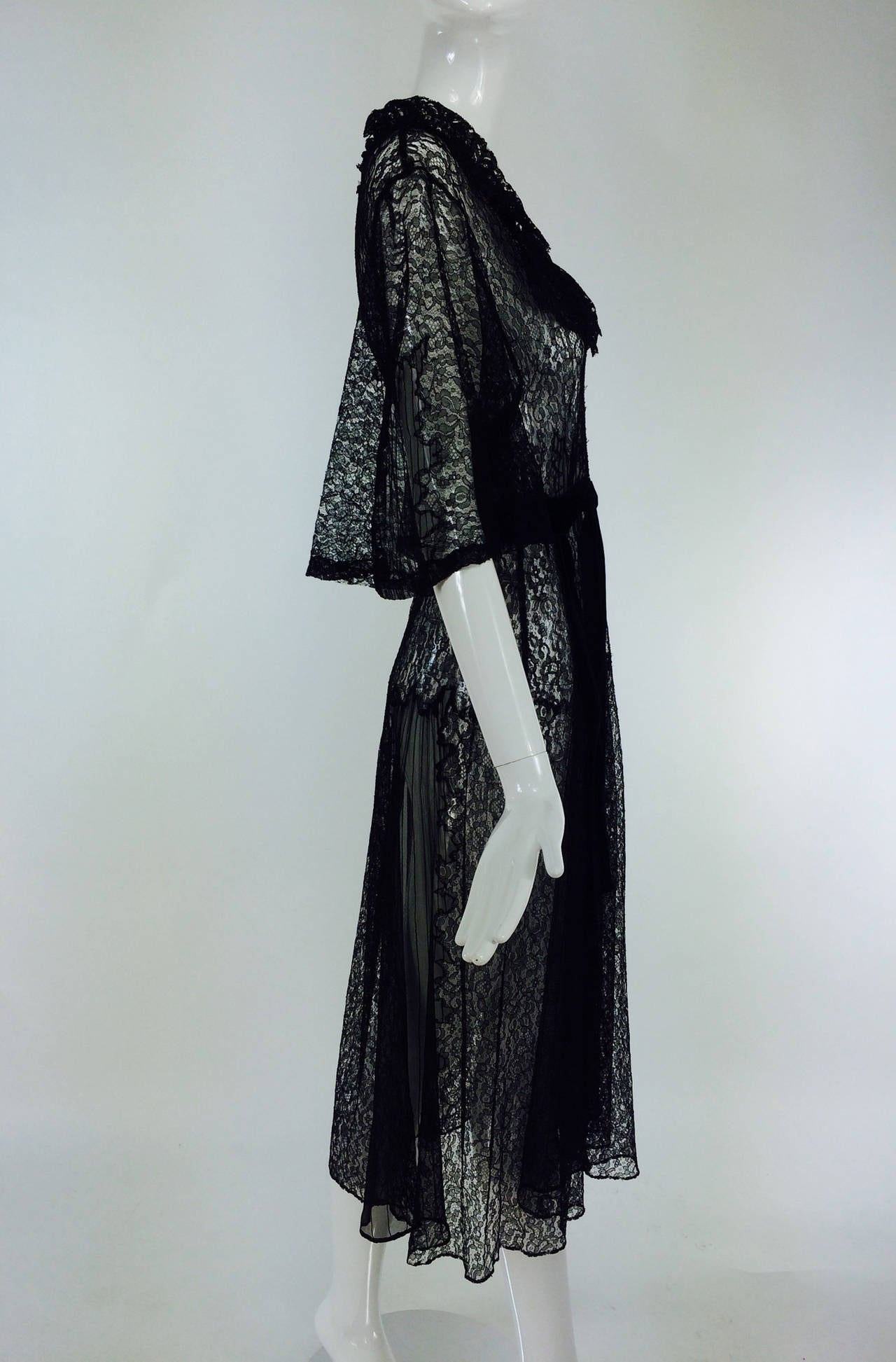 Women's Black lace & chiffon dress from the 1940s