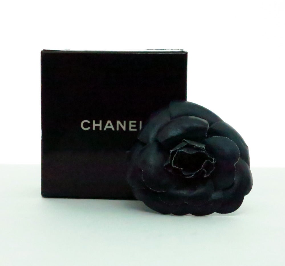 Chanel navy blue Camilla flower pin, with the original box...In excellent condition...The velvet pad inside the box is a bit as is. 

Measurements are:
2 3/4