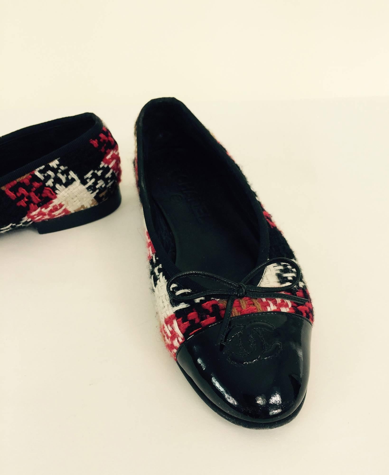 Black Chanel plaid tweed & patent leather ballet flats  37