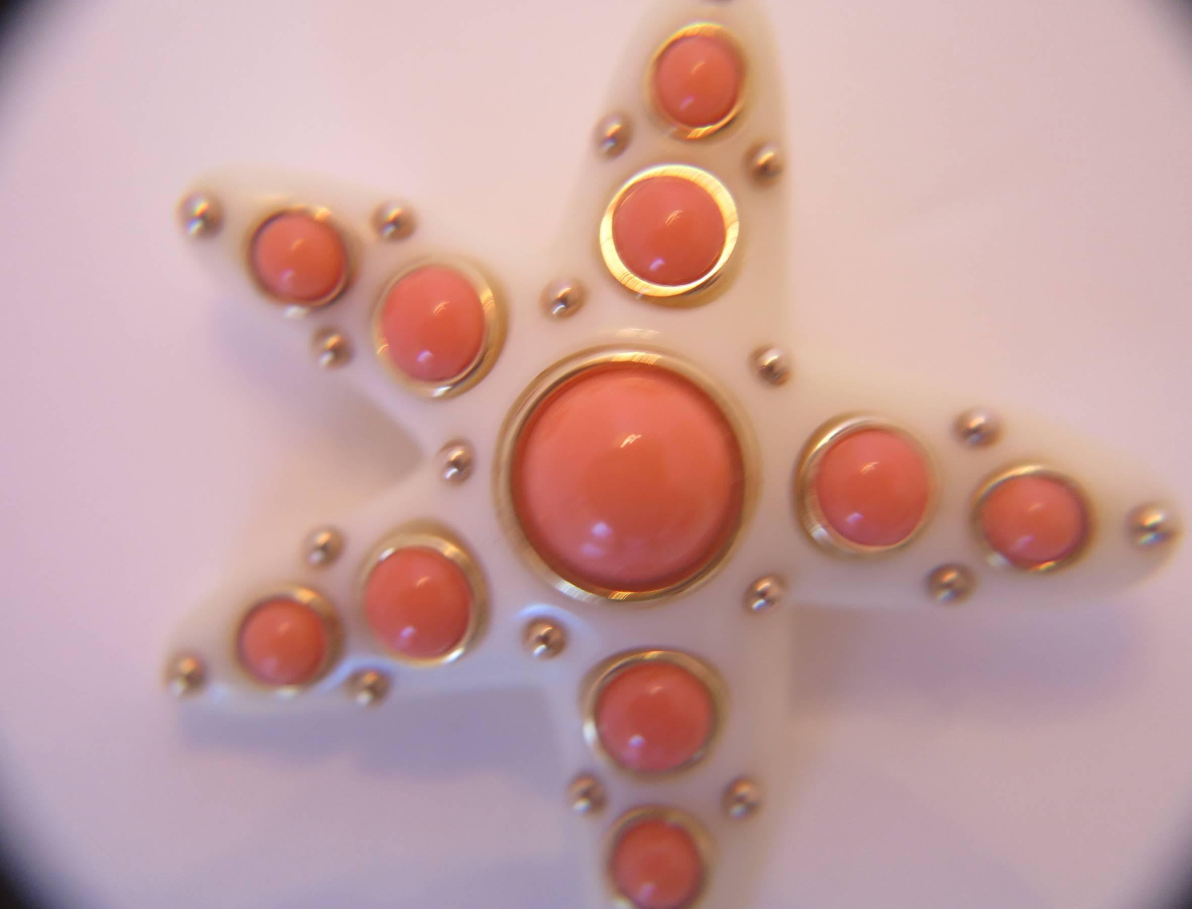 K.J.L. Faux ivory & coral cabochon starfish pin Kenneth J Lane...Creamy ivory perspex with gold metal bezel set faux coral cabochons...Looks barely if ever worn...
Measurements:
approx. 2 1/2