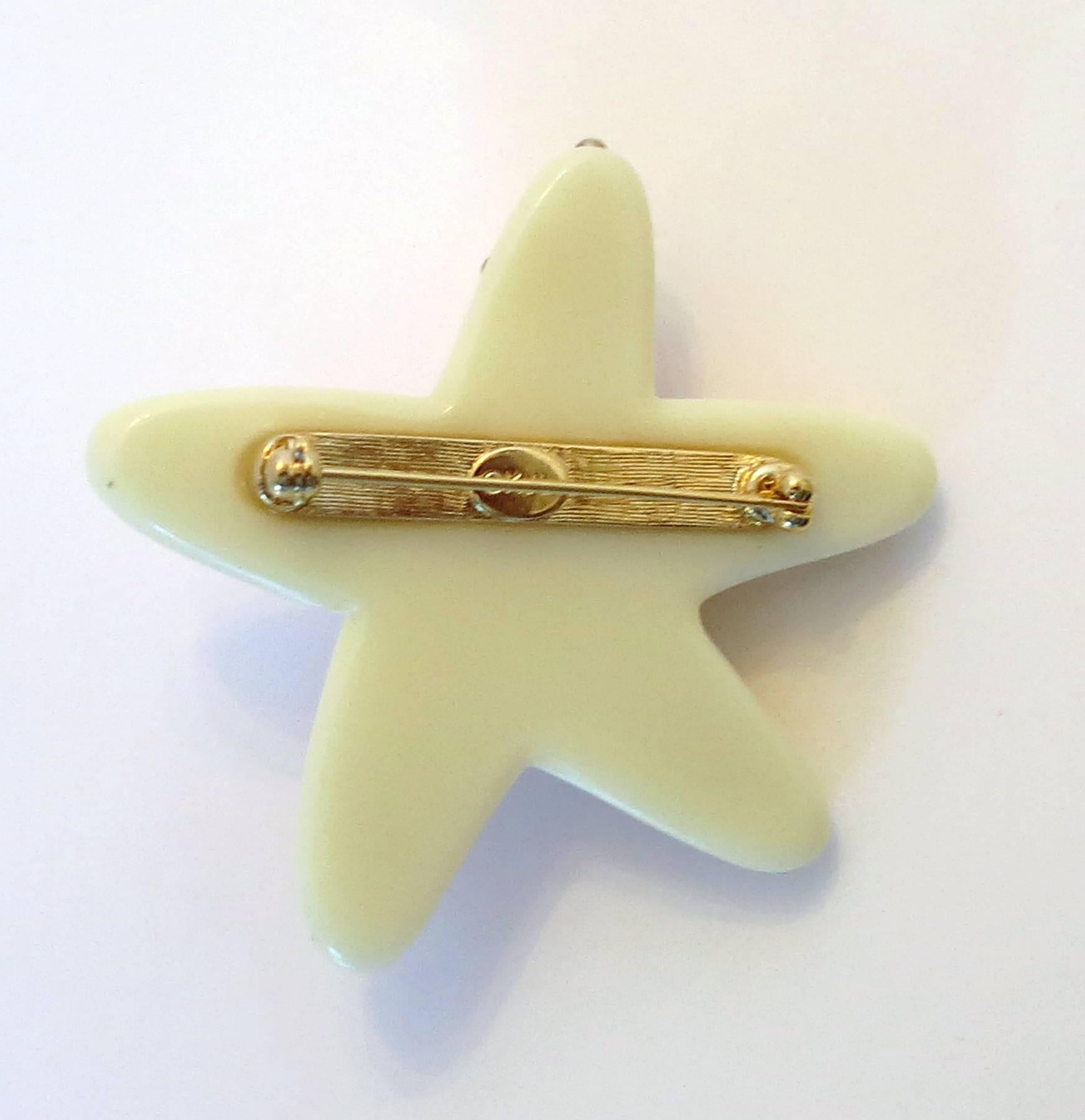 K.J.L. Faux ivory & coral cabochon starfish pin Kenneth J Lane In Excellent Condition In West Palm Beach, FL