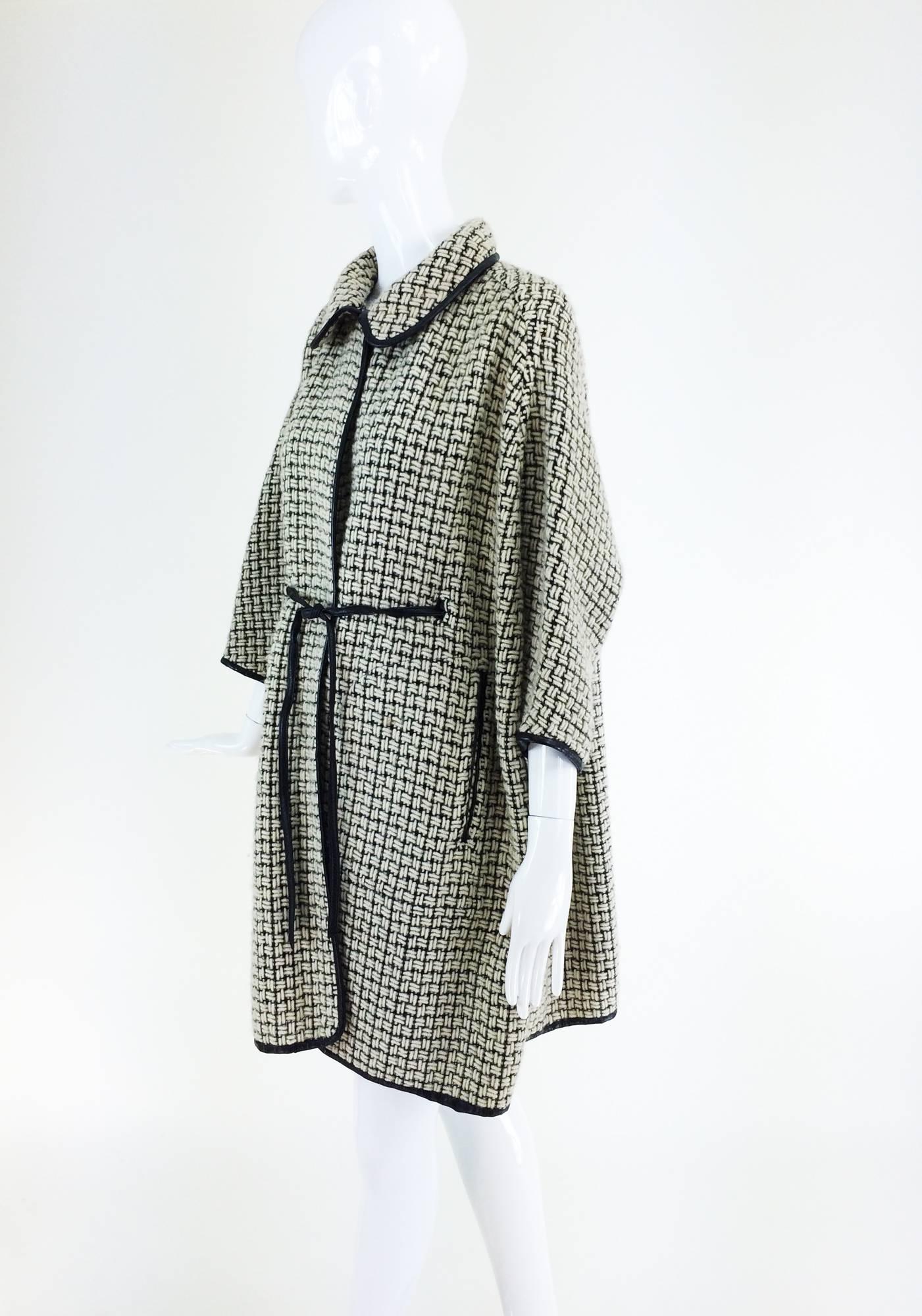 Bonnie Cashin black & white woven wool sac back coat 1950s In Excellent Condition In West Palm Beach, FL