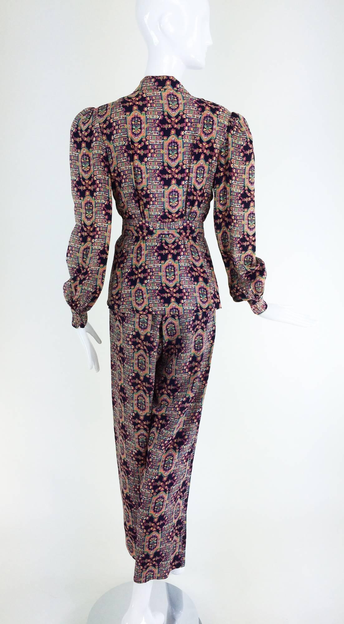 Women's 1940s printed rayon lounge/at home pajama top & trouser set 