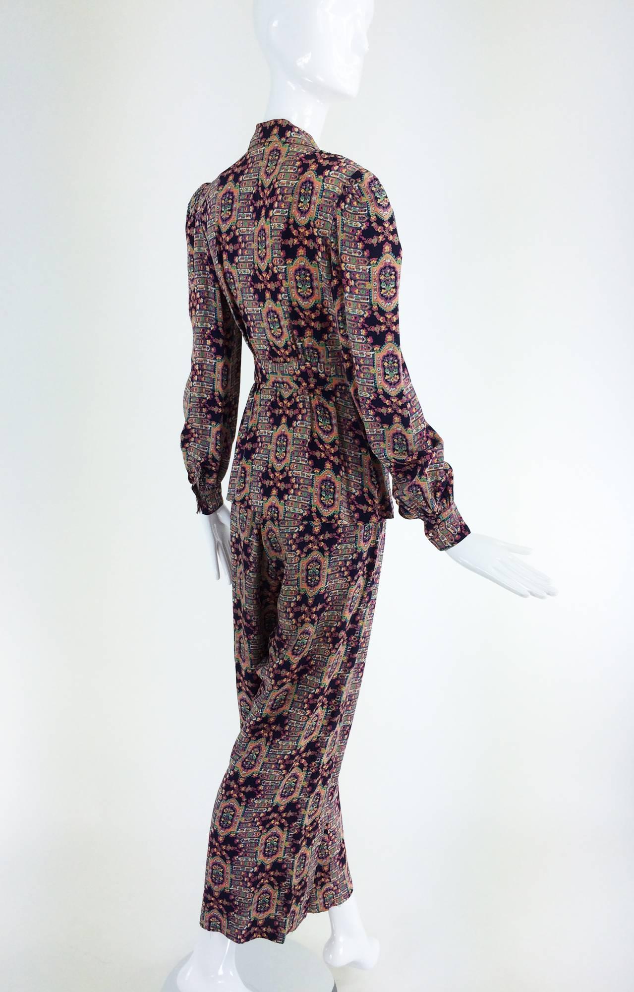 1940s printed rayon lounge/at home pajama top & trouser set  In Excellent Condition In West Palm Beach, FL