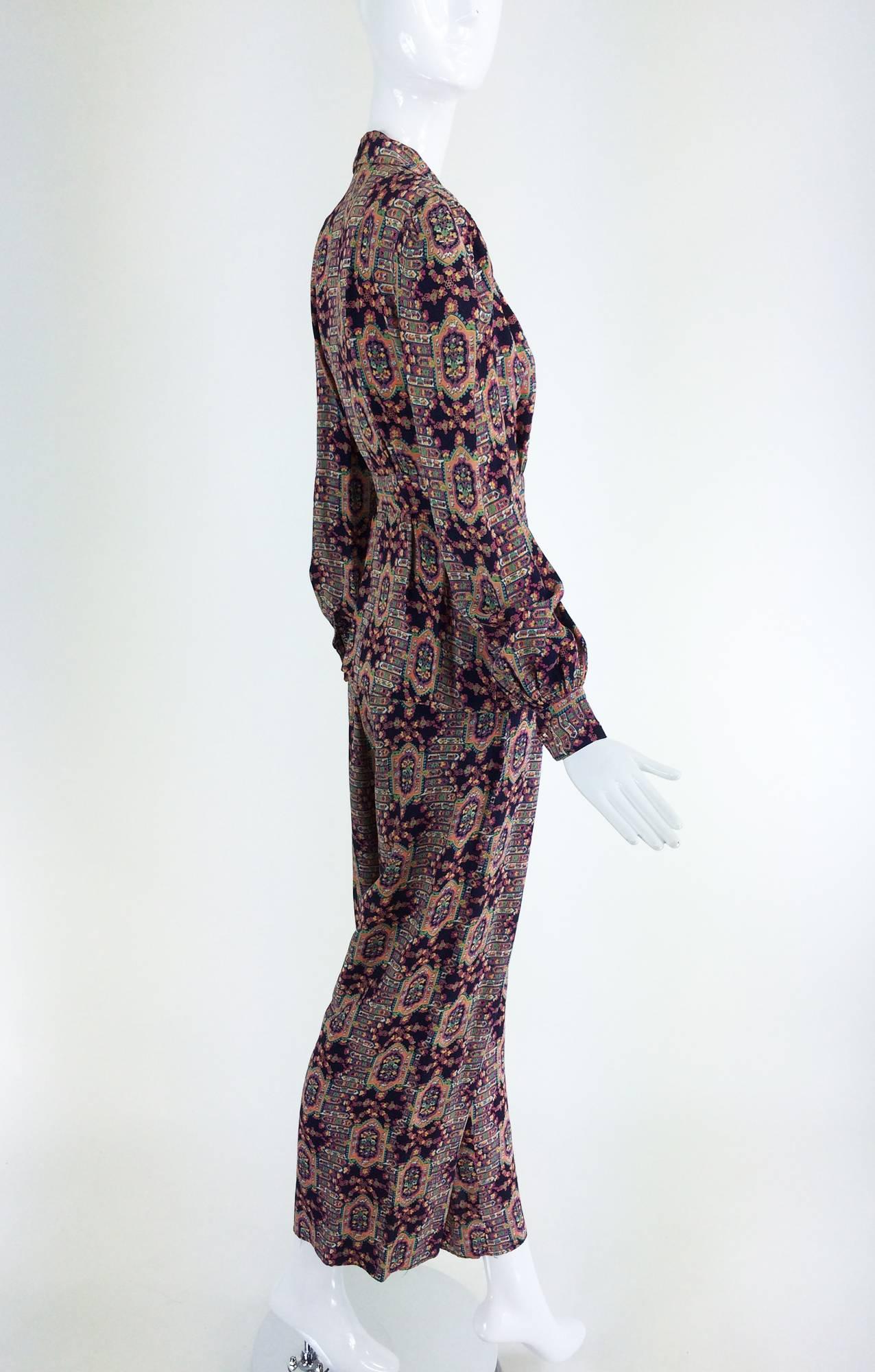 Gray 1940s printed rayon lounge/at home pajama top & trouser set 