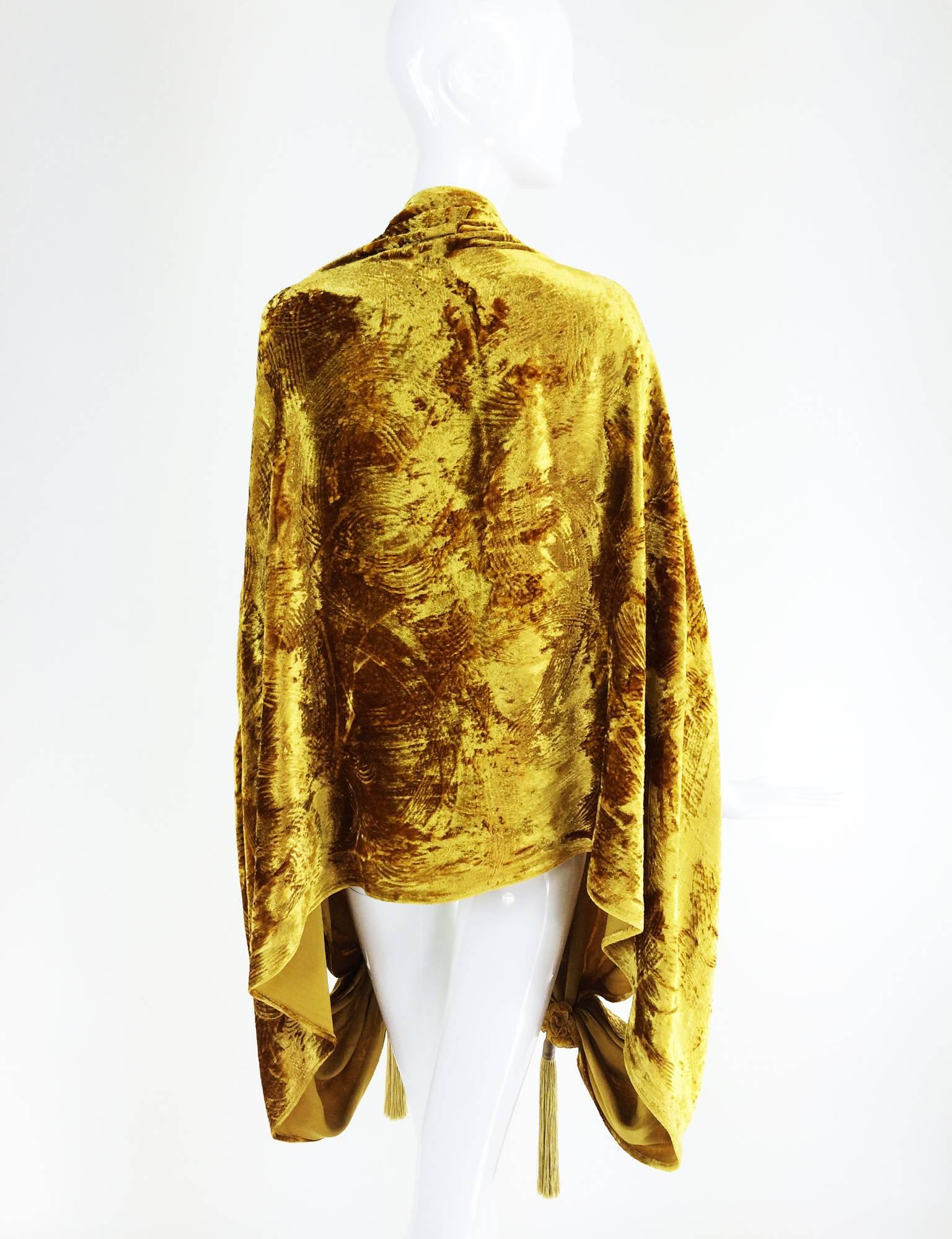 Venetia Studium embossed gold silk velvet tasseled evening wrap 1990s In Excellent Condition In West Palm Beach, FL