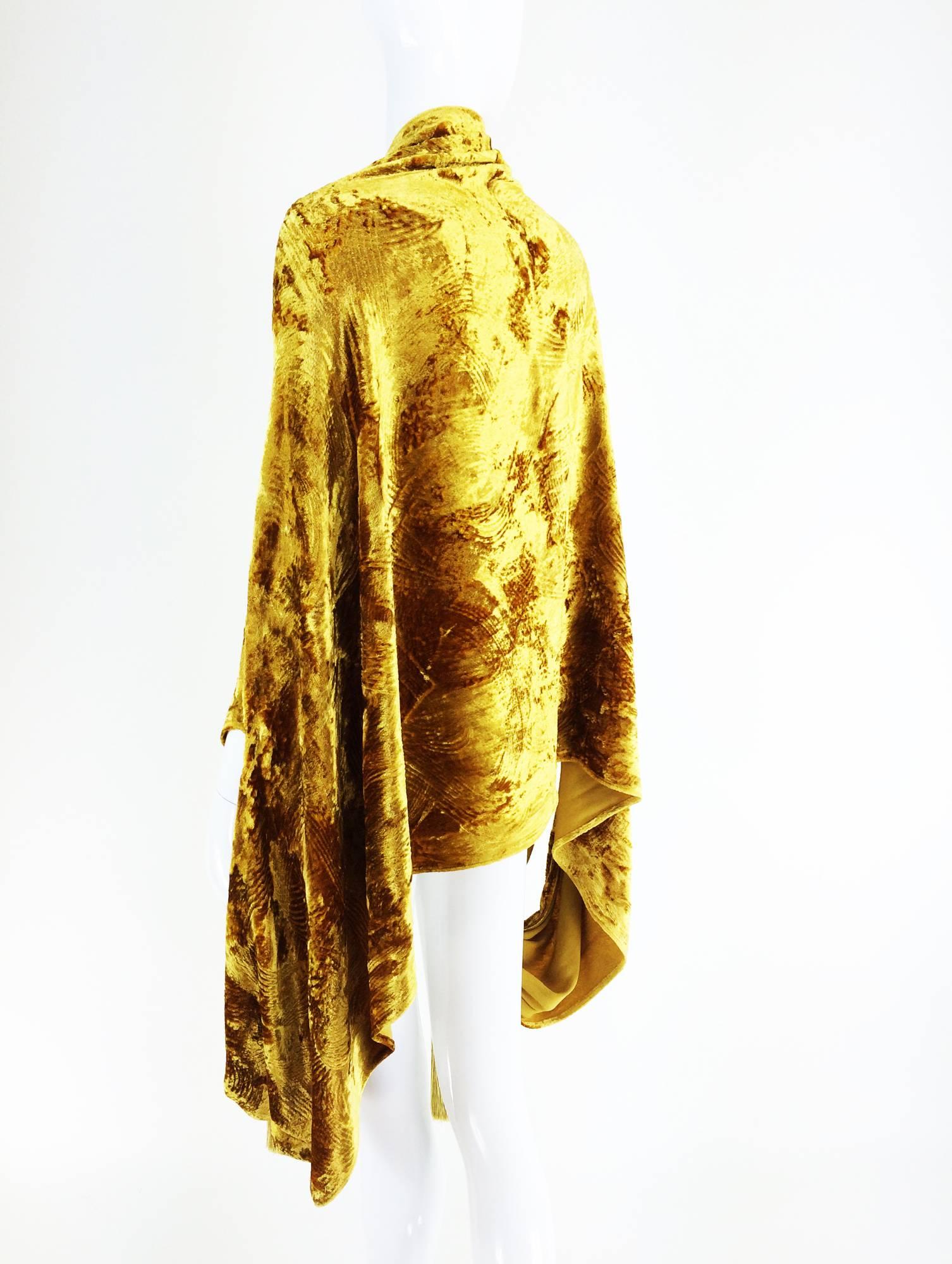 Women's Venetia Studium embossed gold silk velvet tasseled evening wrap 1990s