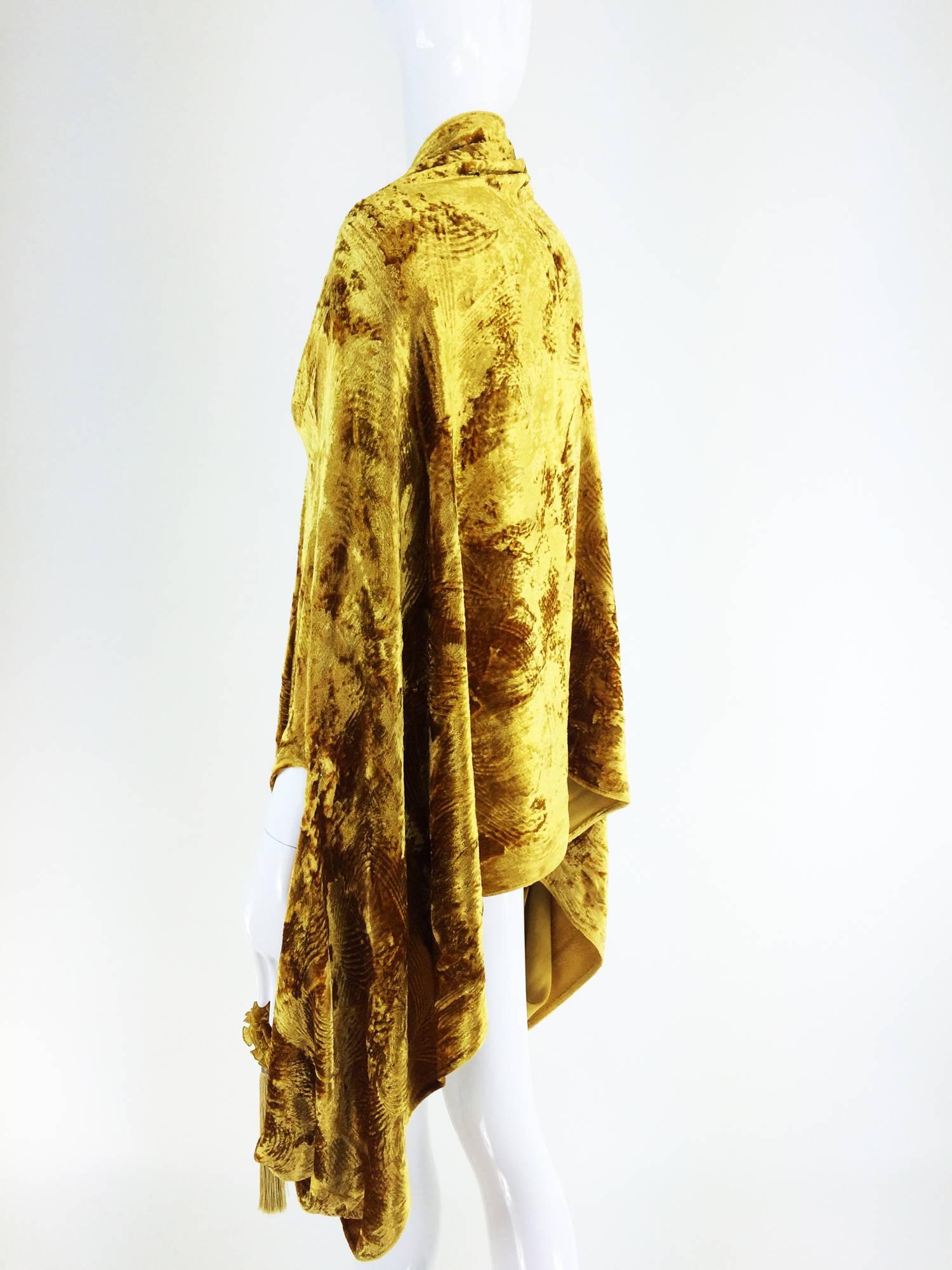 Venetia Studium embossed gold silk velvet tasseled evening wrap 1990s 1