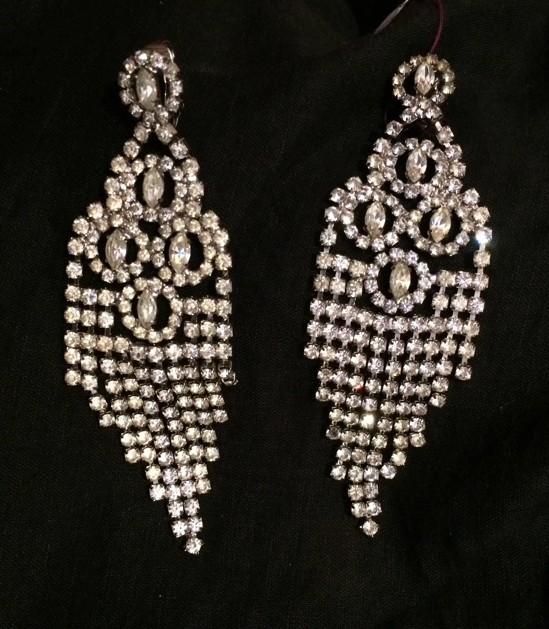 Crystal prong set rhinestone chandelier earrings vintage In Excellent Condition In West Palm Beach, FL
