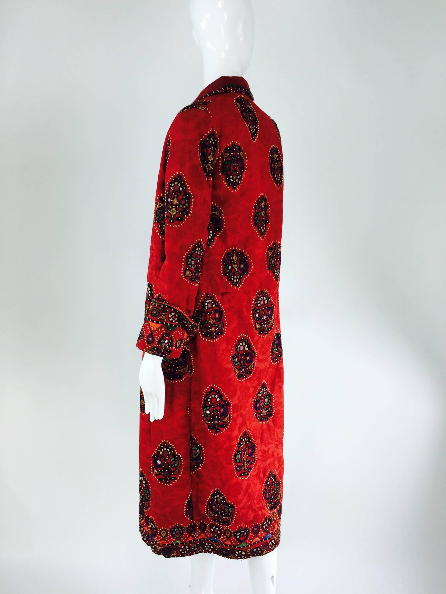 Shisha pomegranate damask embroidered flapper style coat India 1920s In Good Condition In West Palm Beach, FL