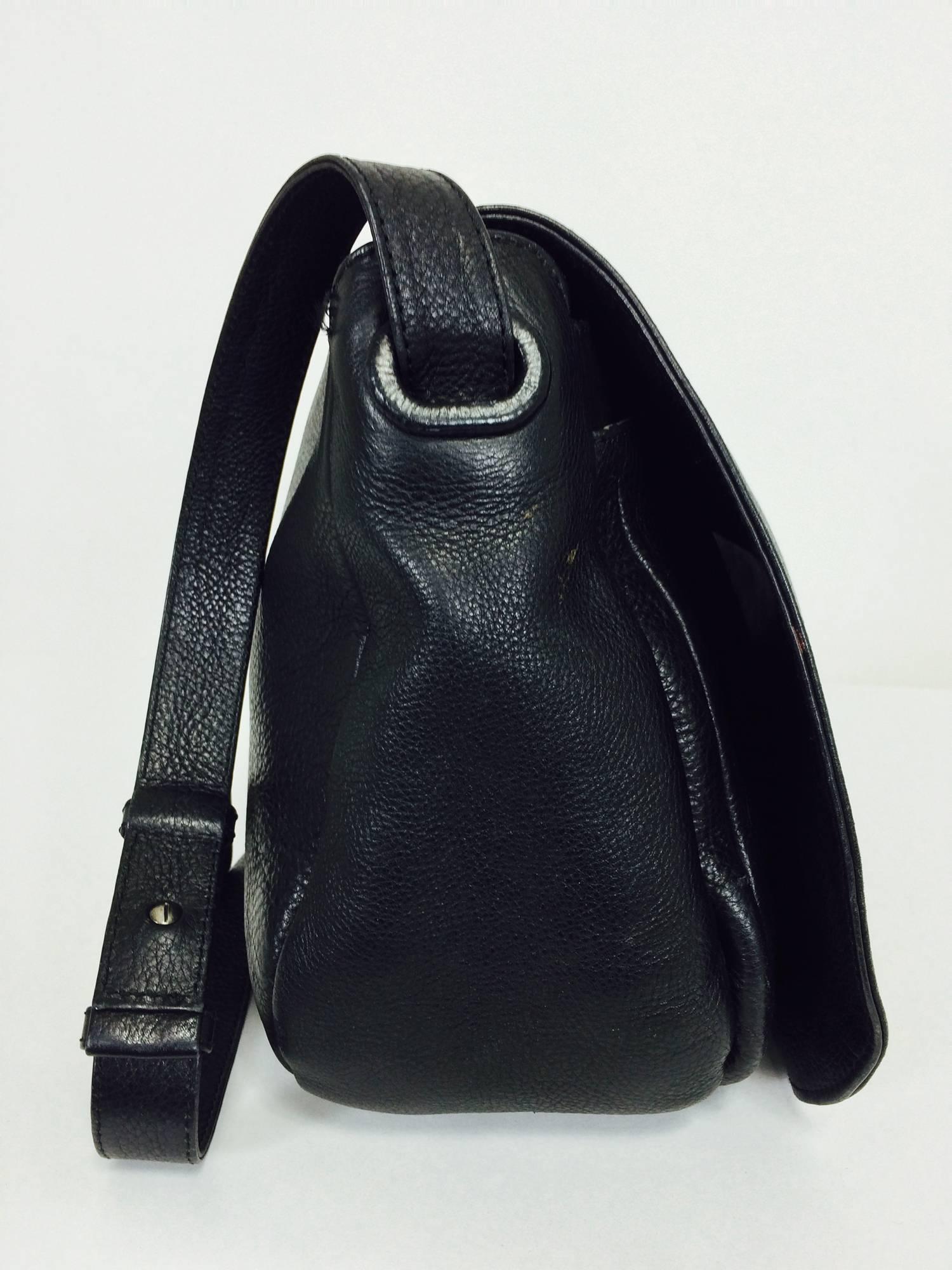 DeVecchi large pebbled black leather flap front cross body/shoulder bag 1990s In Excellent Condition In West Palm Beach, FL