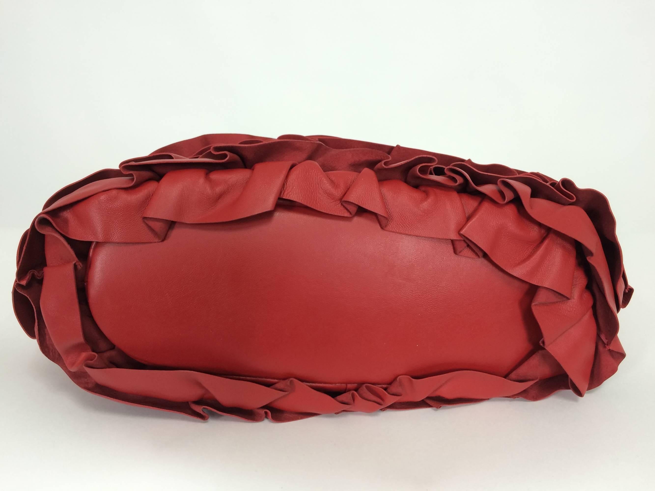 Valentino large red leather ruffle shoulder bag In Excellent Condition In West Palm Beach, FL