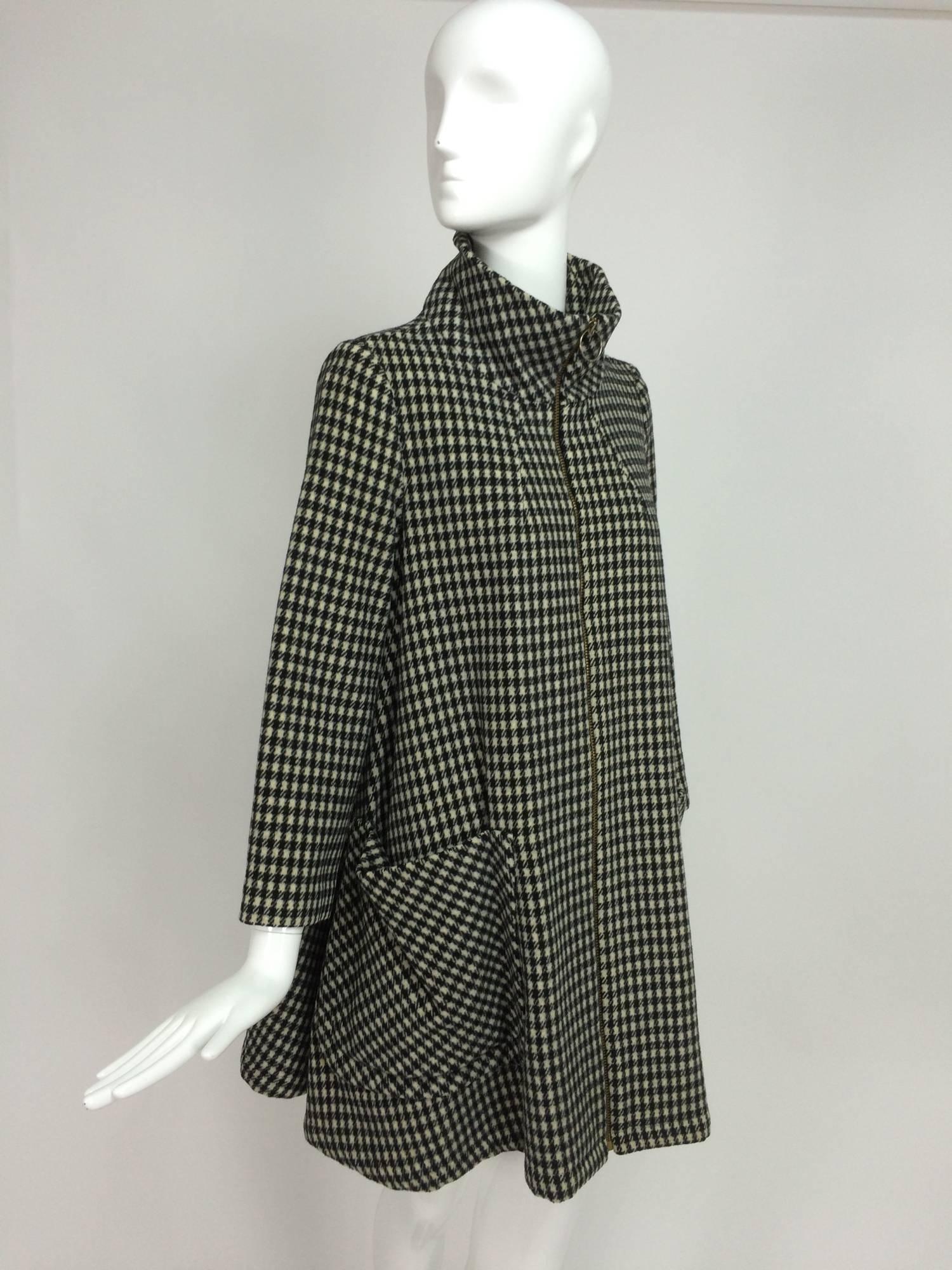 Mod black & white check zip front mini tent coat 1960s Jordan Marsh England In Excellent Condition In West Palm Beach, FL