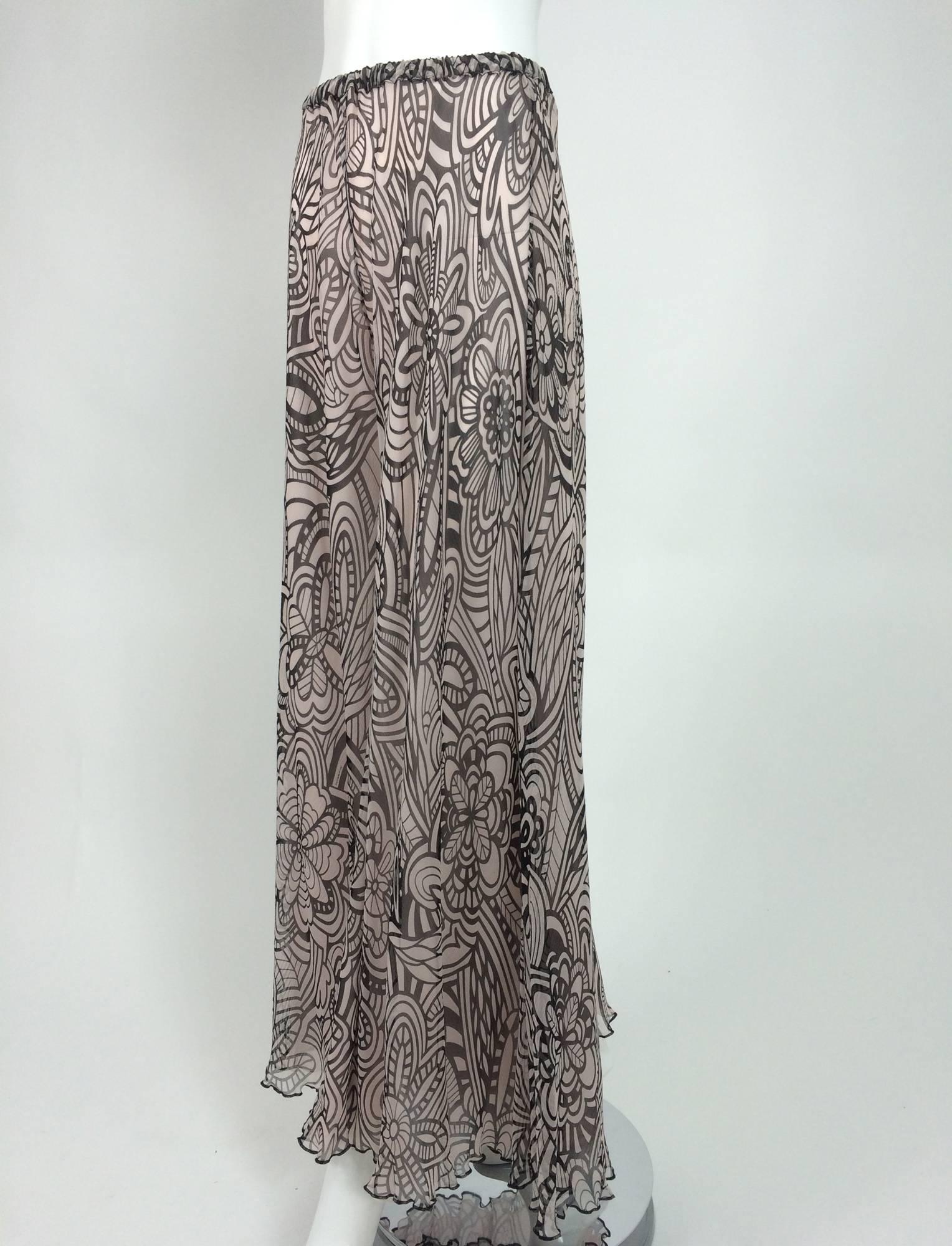 Missoni black & white floral silk chiffon palazzo pant...Fabulous wide leg silk chiffon trouser in a black & cream floral design...Pull on with elastic waist...Fully lined in pale, pale pink chiffon...Fits a size small...

In excellent wearable