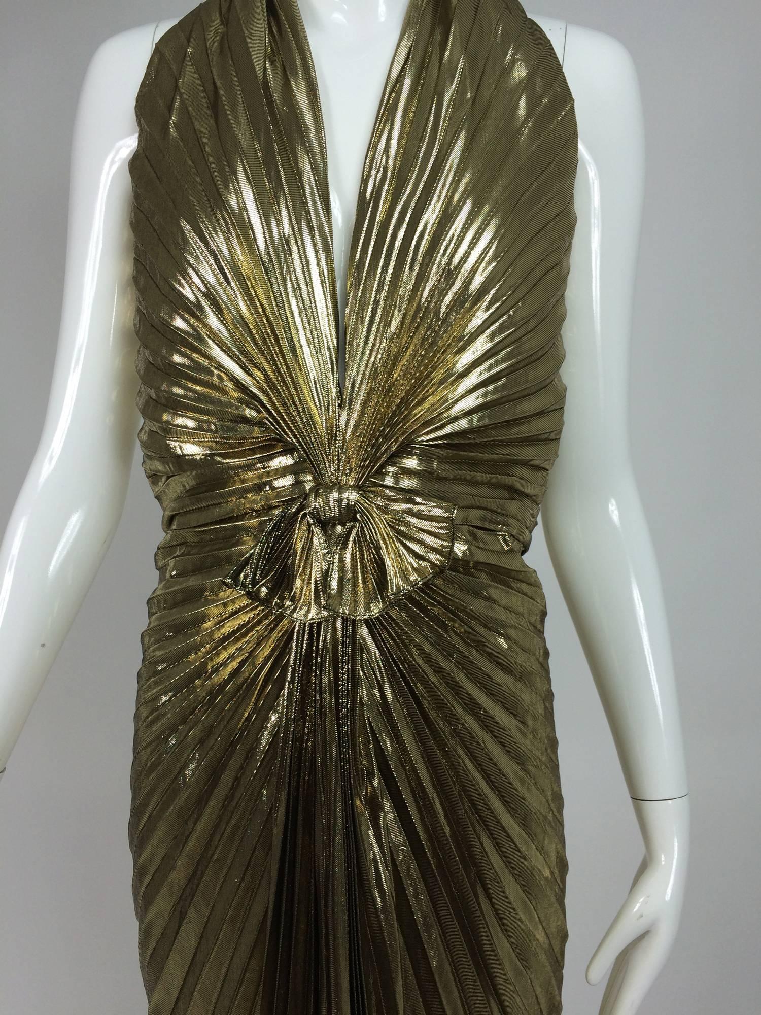 Travilla Marilyn Monroe sunburst plisado dorado lame vestido con cuello halter 1953...Diseñado originalmente por William Travilla para Marilyn Monroe, para que lo luciera en la película 