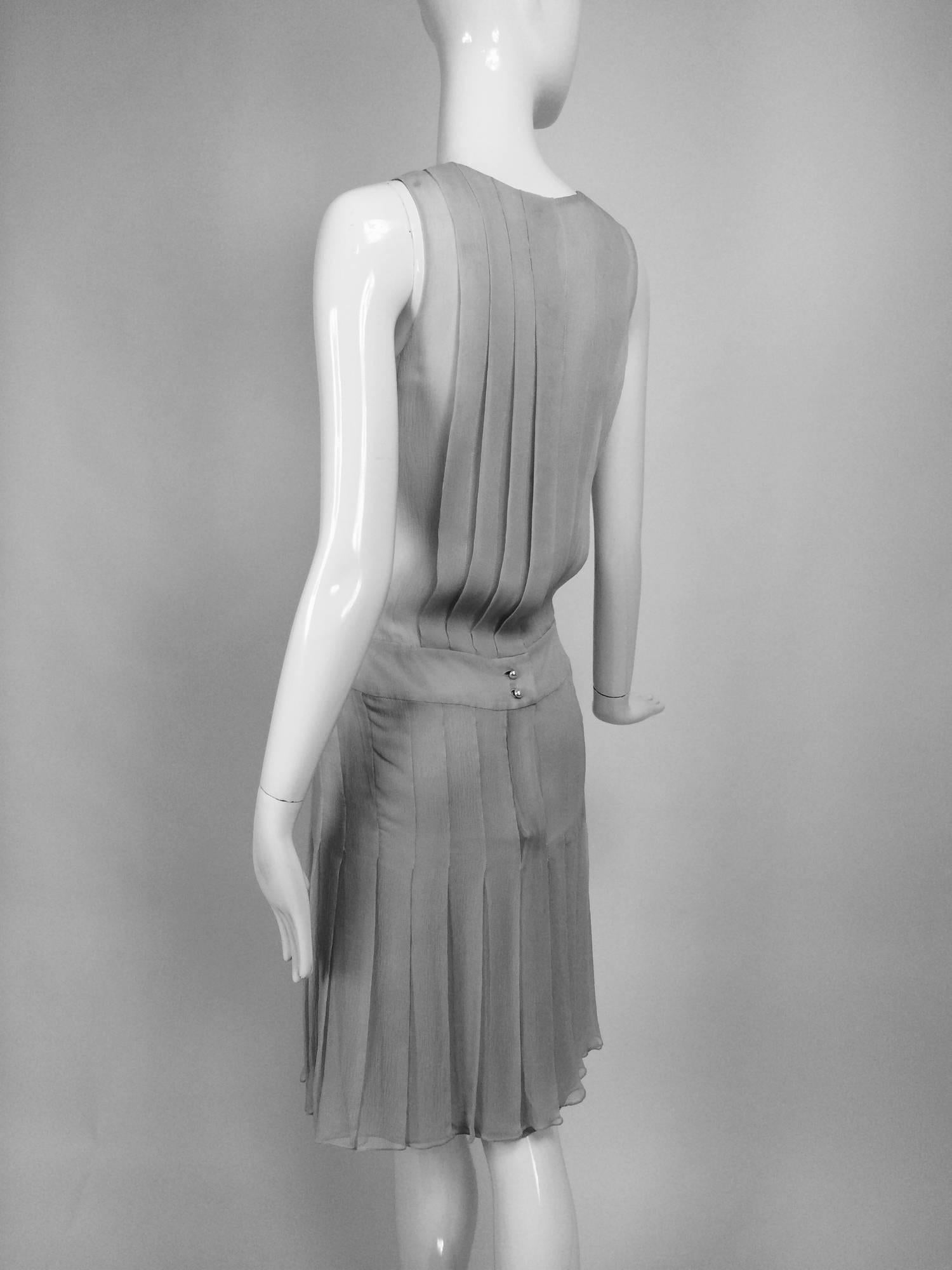 Chanel dove grey silk chiffon pleated afternoon dress 2006 In Excellent Condition In West Palm Beach, FL