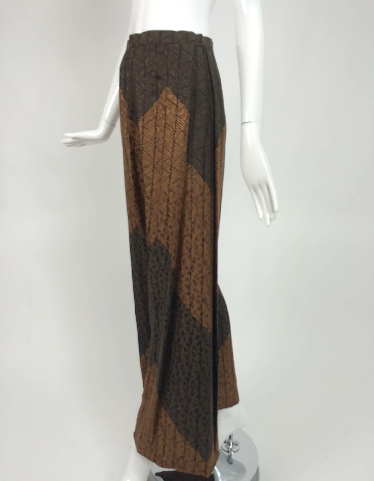 Carolina Herrera cocoa/chocolate geometric print figured silk wide leg trouser...Trousers sit at the natural waist and close at the back with 2 bar hooks...Inverted pleat at each hip side that opens and flows to the ankle...Side seam pockets...Fully