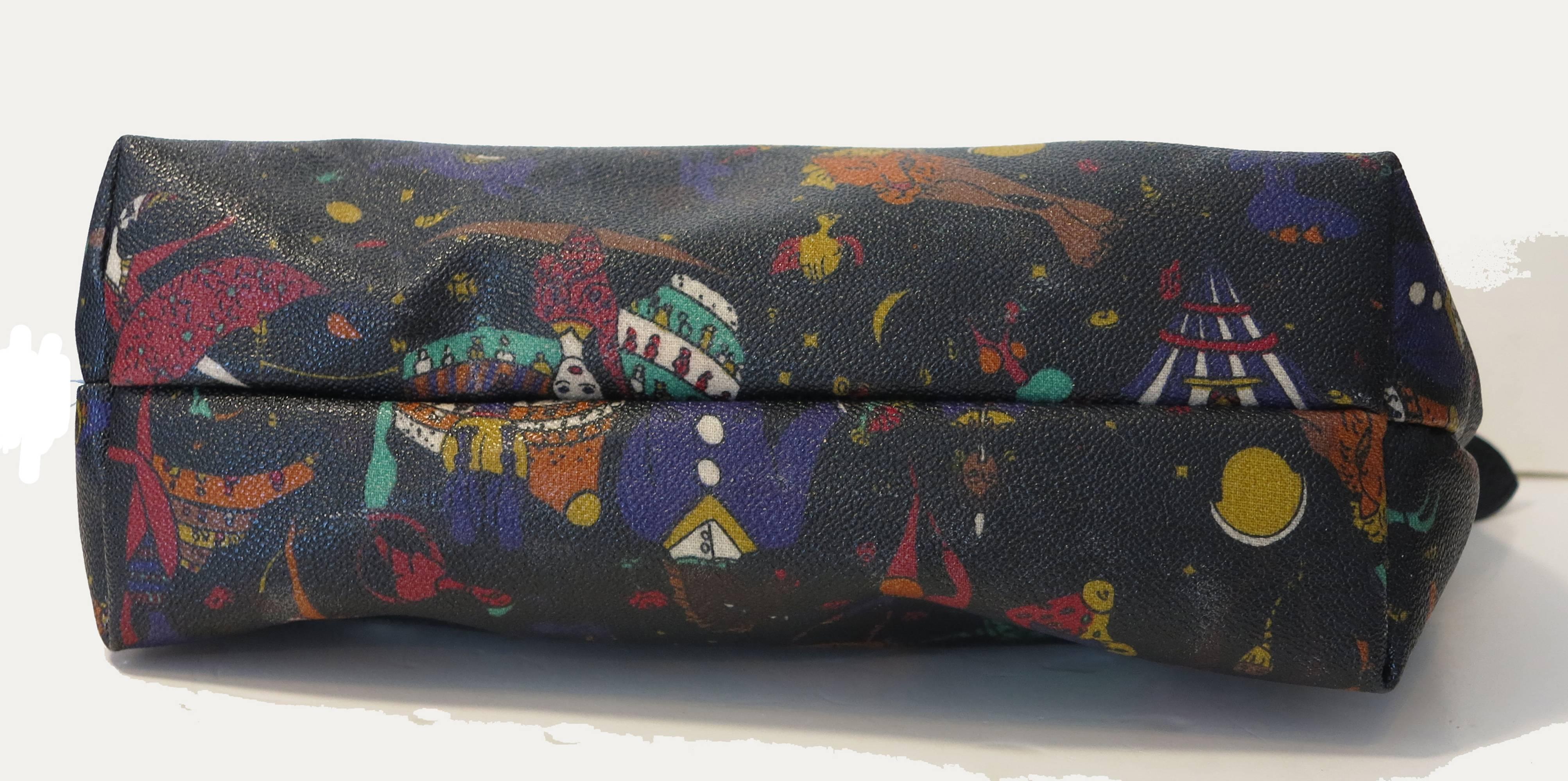 Piero Guidi Magic Circus in black large clutch handbag...Whimsical and bright print of circus performers fly across this black coated canvas print clutch...Zipper top closure...In excellent condition.

Measurements are:
11