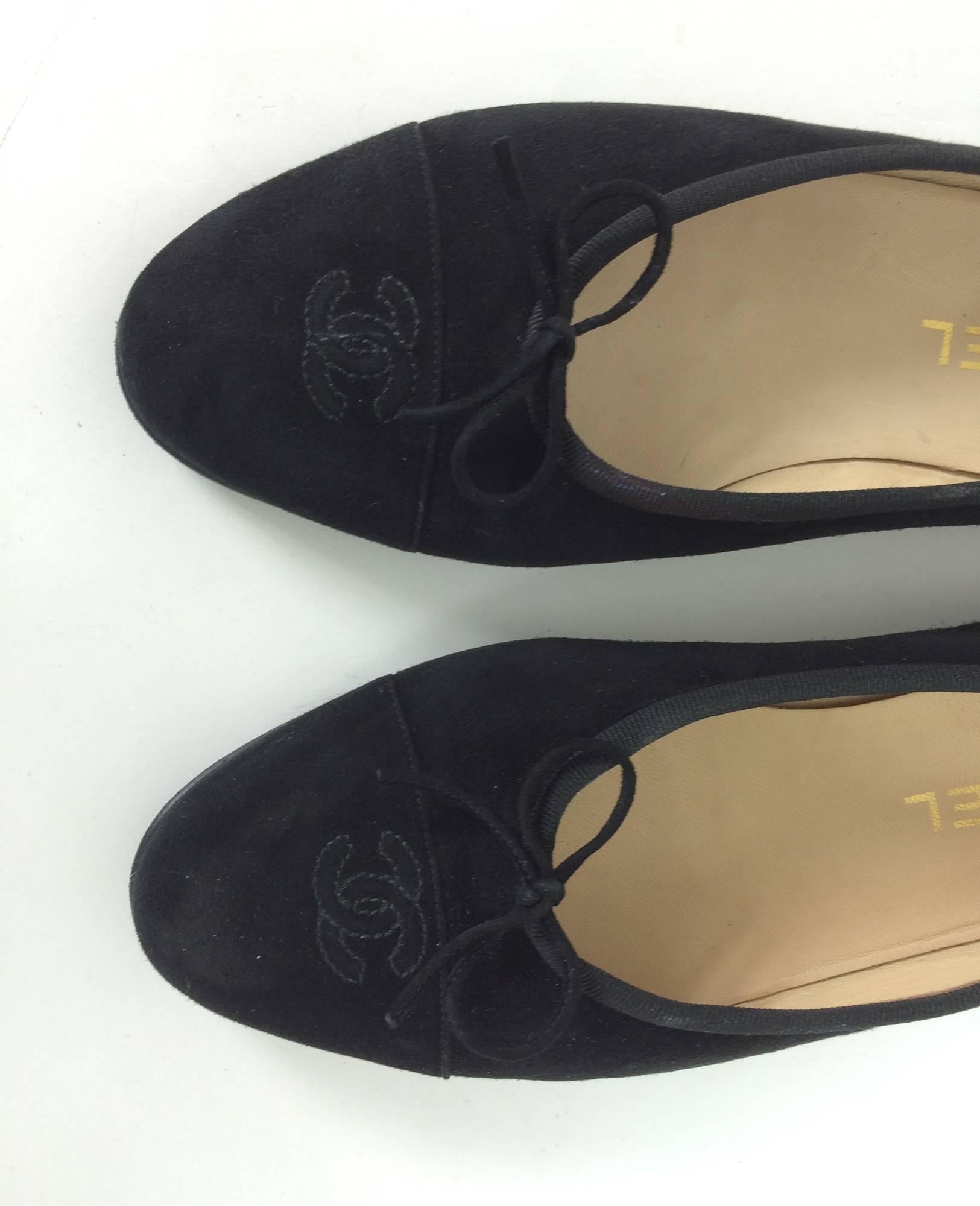 Chanel black suede logo toe ballet flats 40 1/2 M In Excellent Condition In West Palm Beach, FL