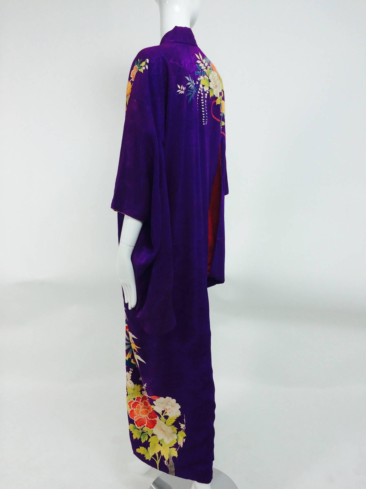 Pre WWII embroidered figured purple silk crepe floral Japanese kimono 1930s In Excellent Condition In West Palm Beach, FL