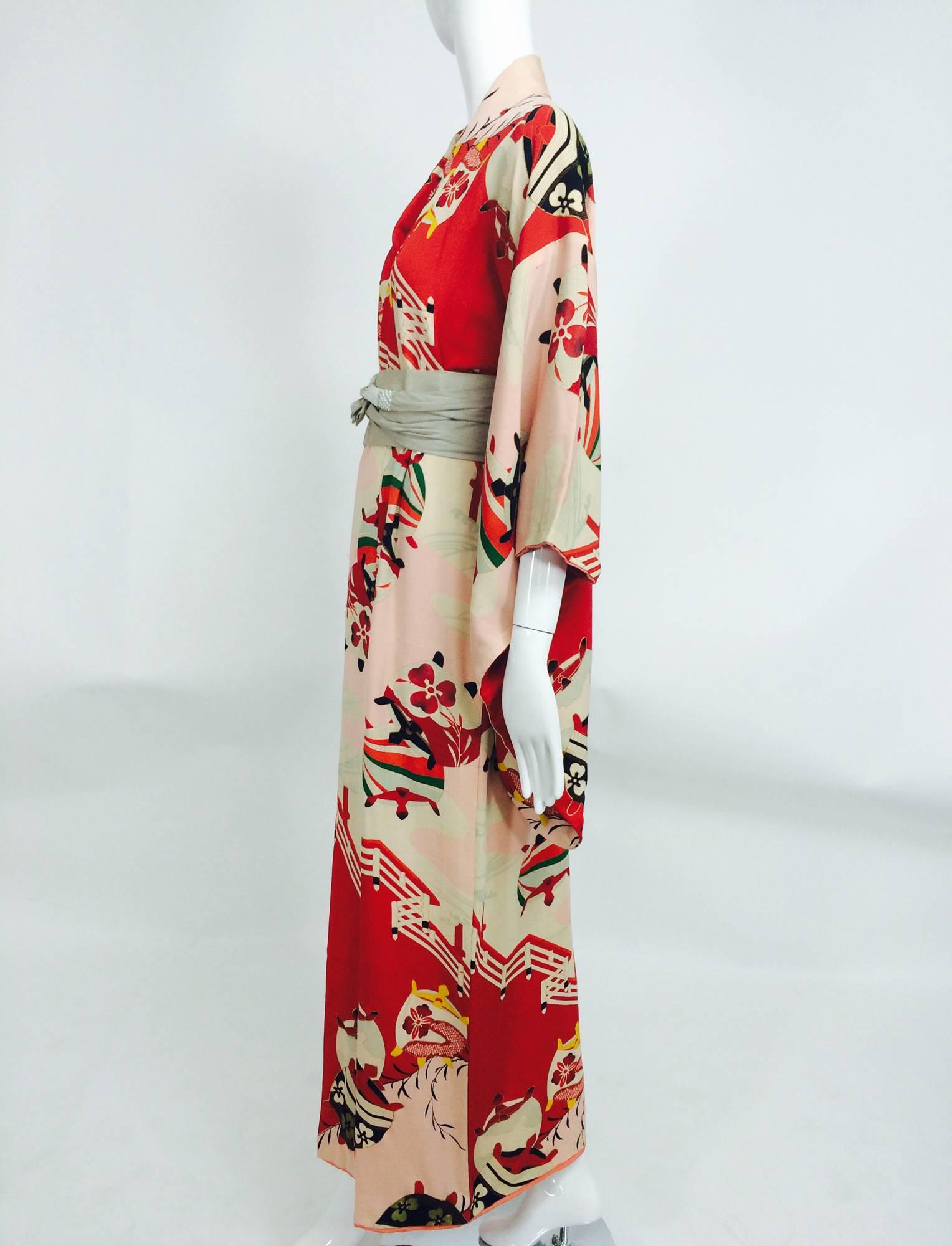 Pre WWII red and pink silk crepe Japanese Kimono 1930s In Excellent Condition In West Palm Beach, FL