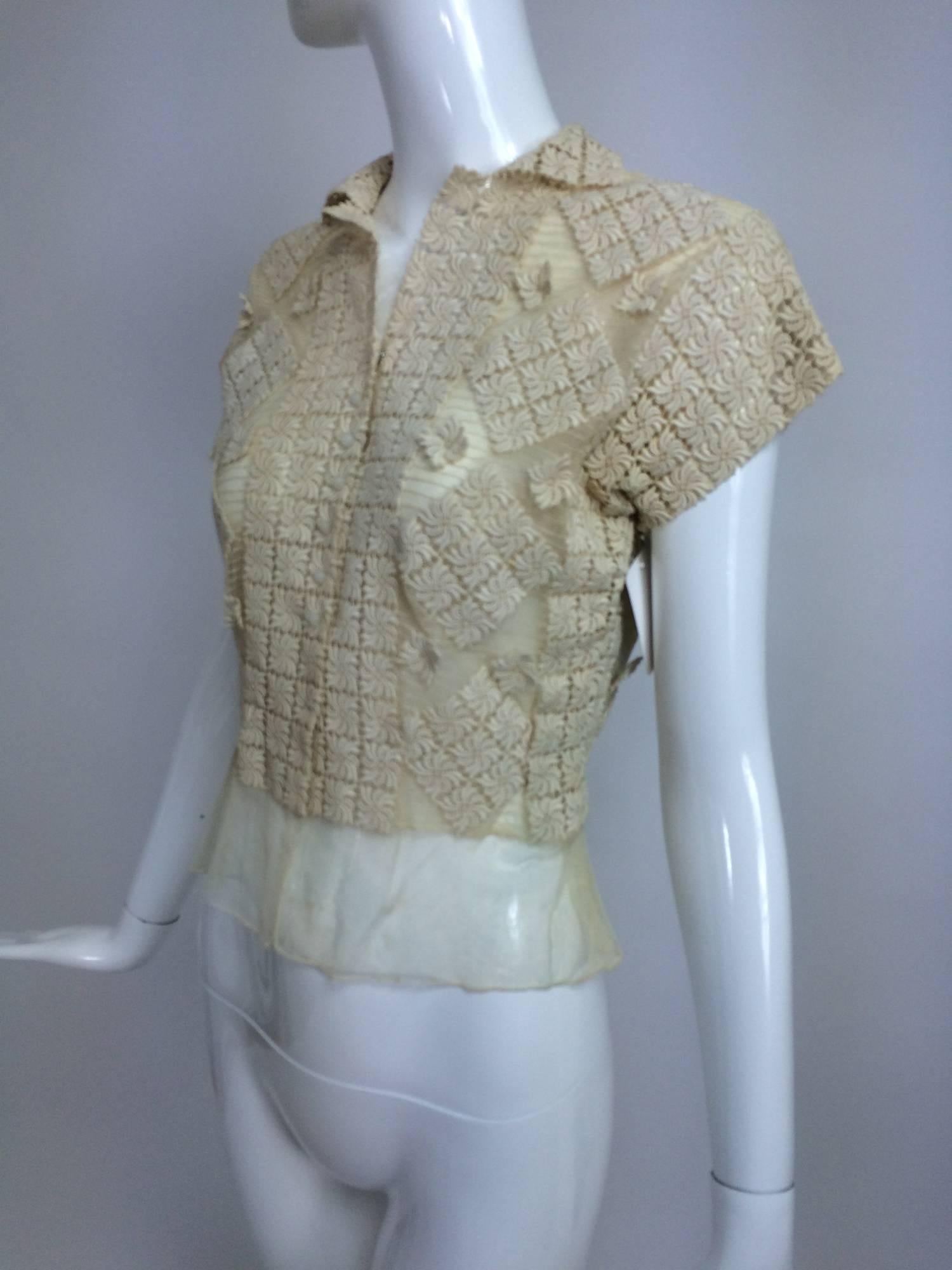 Vintage sheer cream cotton tulle & lace button front short sleeve blouse 1930s In Excellent Condition In West Palm Beach, FL