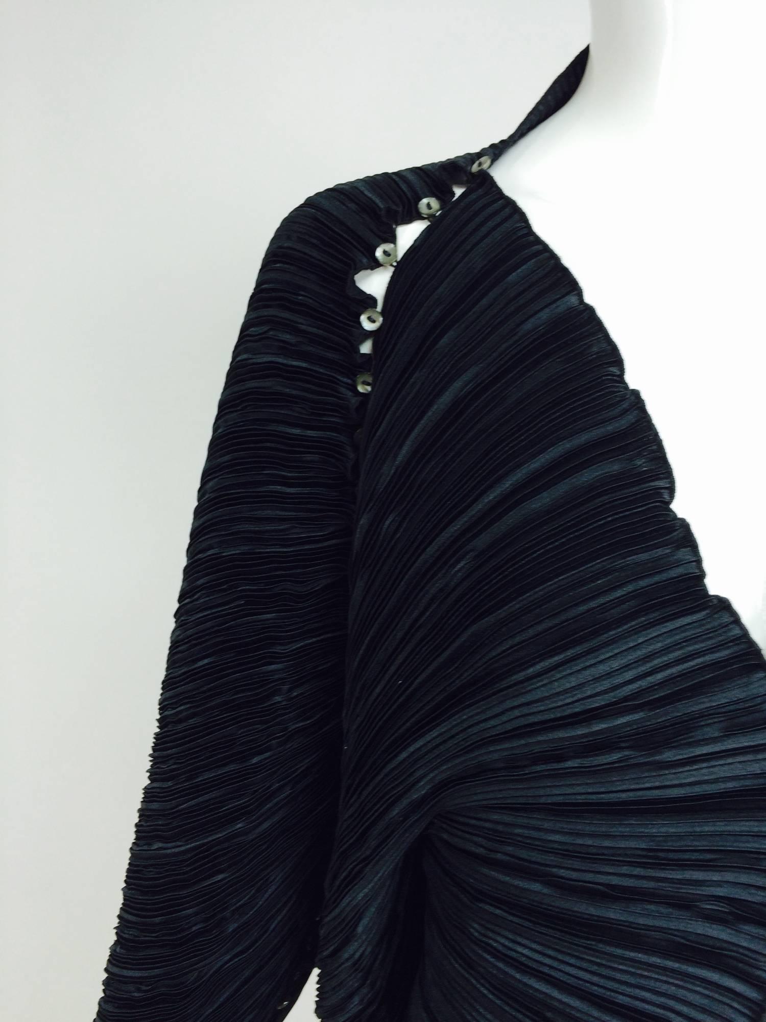 Art to wear Ellen Hauptli black Fortuny pleated jacket, the shoulders button with tiny white buttons...The jacket is reminiscent of Issey Miyake Pleats Please...Will fit a S-M...Unique style...

In excellent wearable condition... All our clothing