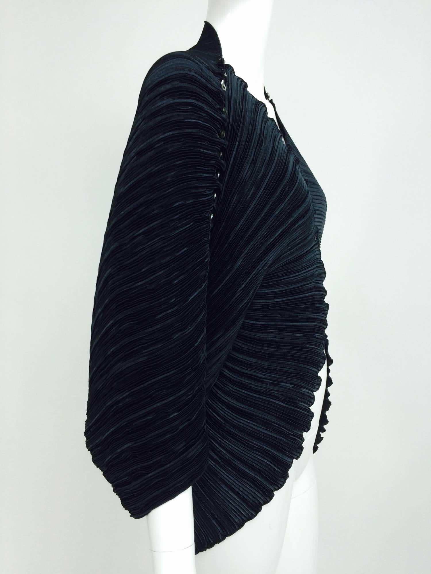 Vintage Ellen Hauptli black Forutny pleated jacket with button shoulders 1990s In Excellent Condition In West Palm Beach, FL