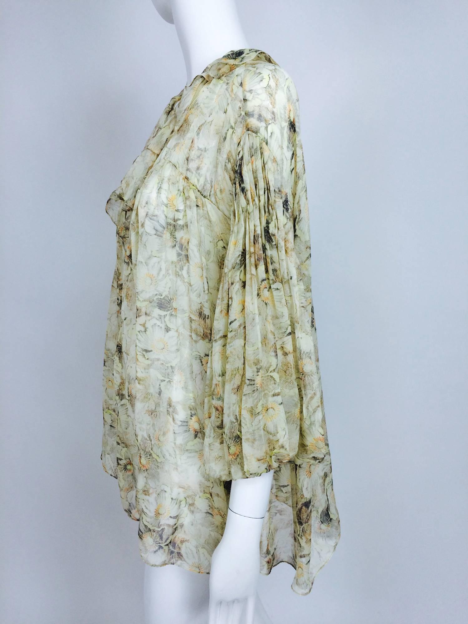 Chloe floral silk chiffon poet blouse  In Excellent Condition In West Palm Beach, FL